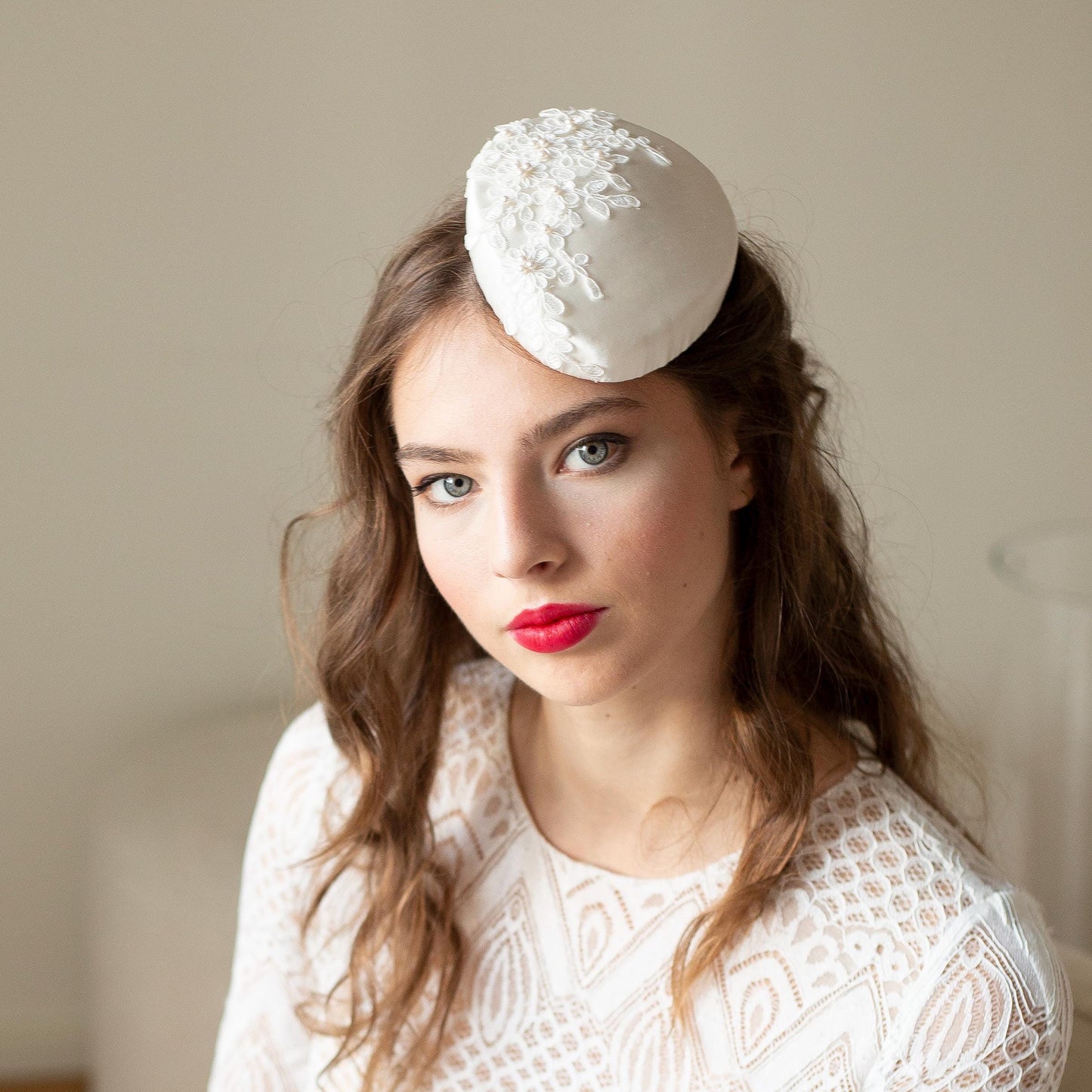 Civil Ceremony Pillbox with Lace and Pearls for a bride, Pearl Beaded Bridal Hat, Ivory Lace Headpiece, Wedding fascinator Mini Hat Pillbox