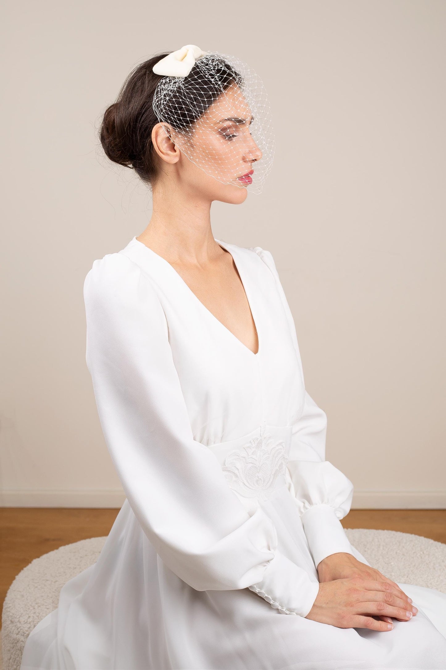 Krémový sametový závoj s mašlí ve tvaru ptačí klece: Vlasový doplněk pro nevěstu na radnici