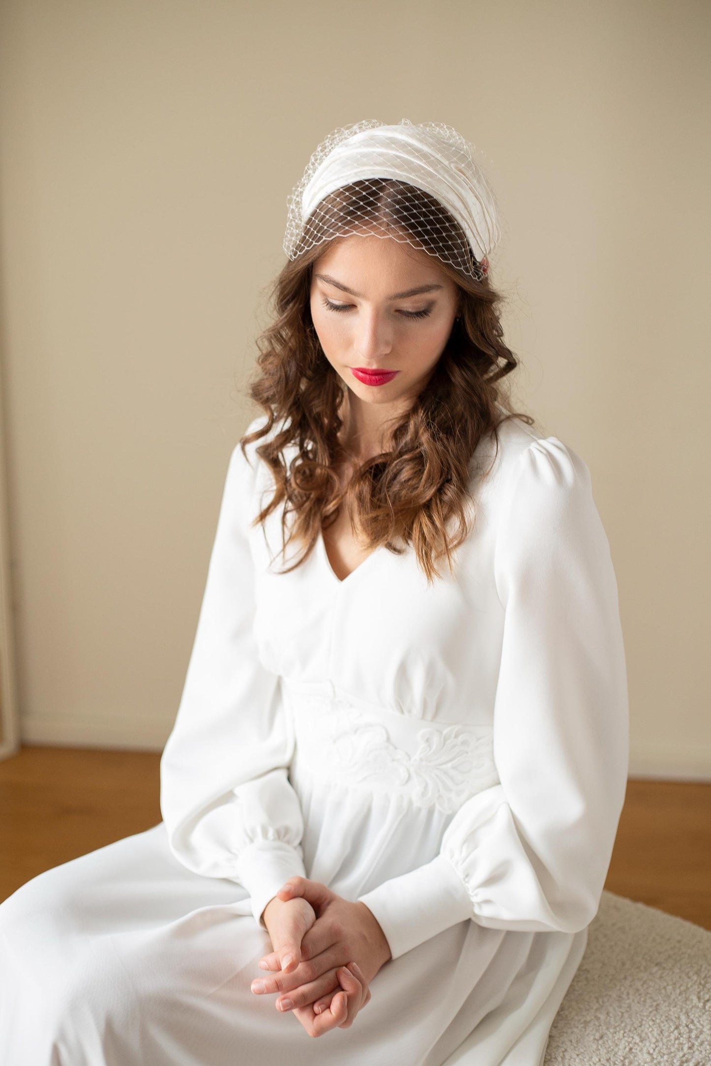 Svatební klobouk z hedvábného saténu se závojem ve stylu ptačí klece: Poloviční klobouk ve stylu Grace Kelly