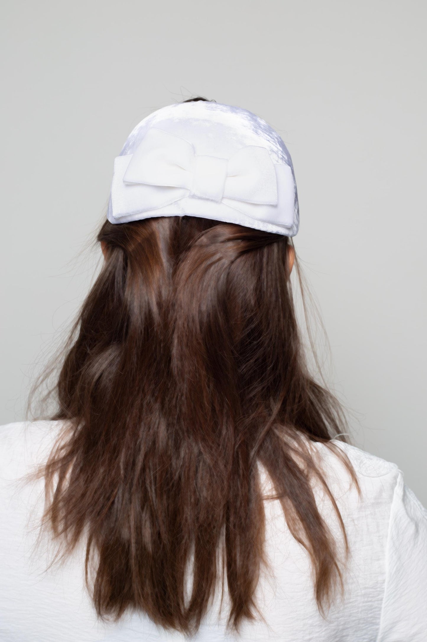 Sametová svatební čepice s mašlí, svatební čepice ve stylu starého Hollywoodu, vzadu nošený poloviční klobouk