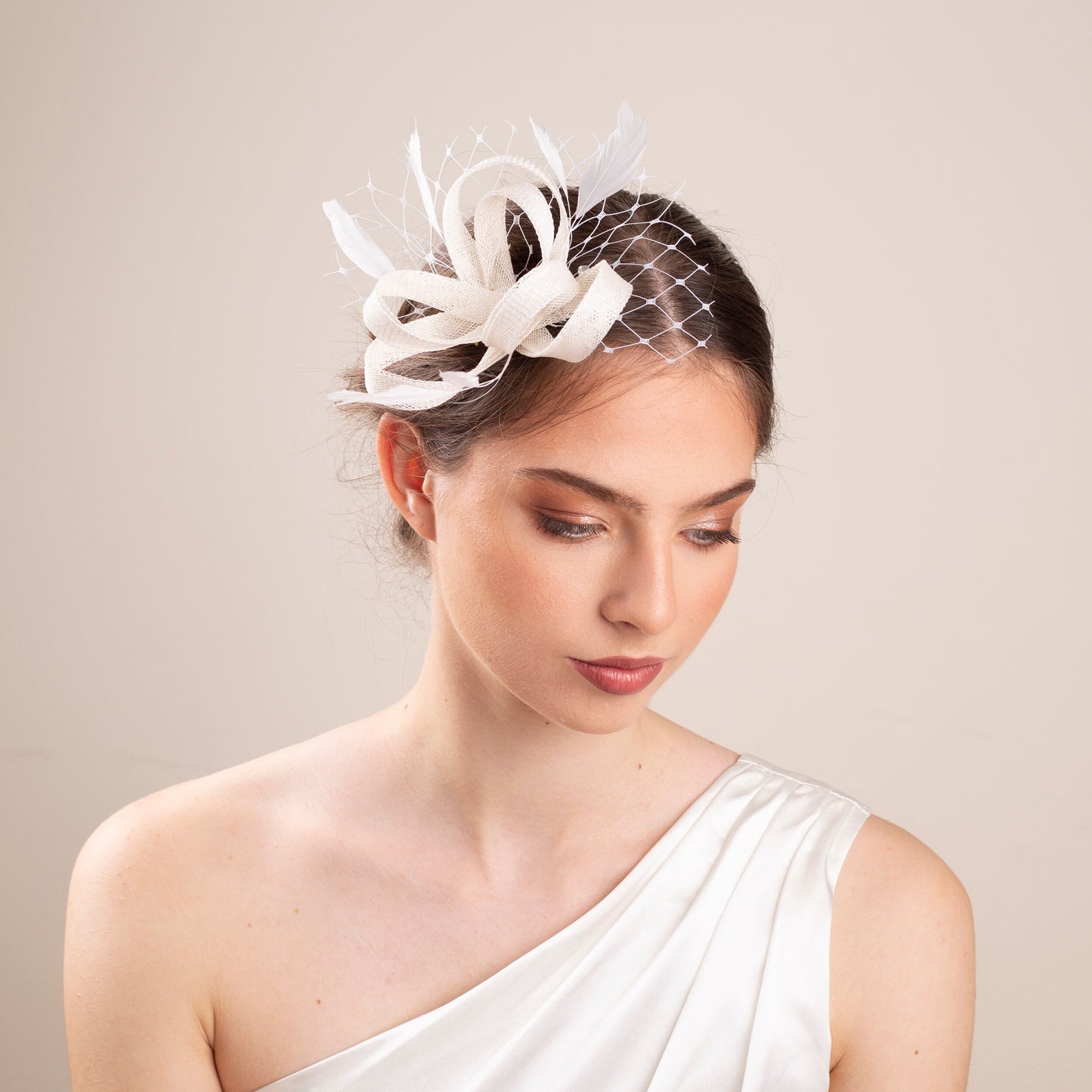 Bridal Feather Fascinator, Elegant Wedding Hairpiece with Veiling