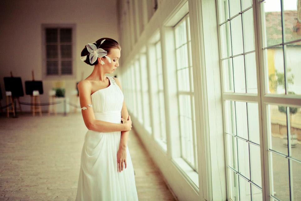 Bridal fascinator with pearls and feathers, crinoline headpiece with pearls, hair flower for wedding
