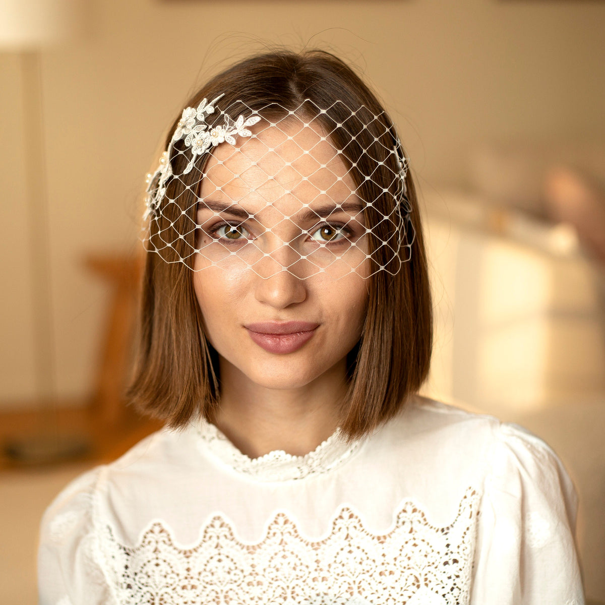 Svatební závoj bandeau s květinovou krajkou a perlami Swarovski, romantický krátký svatební závoj s krajkou a perlami