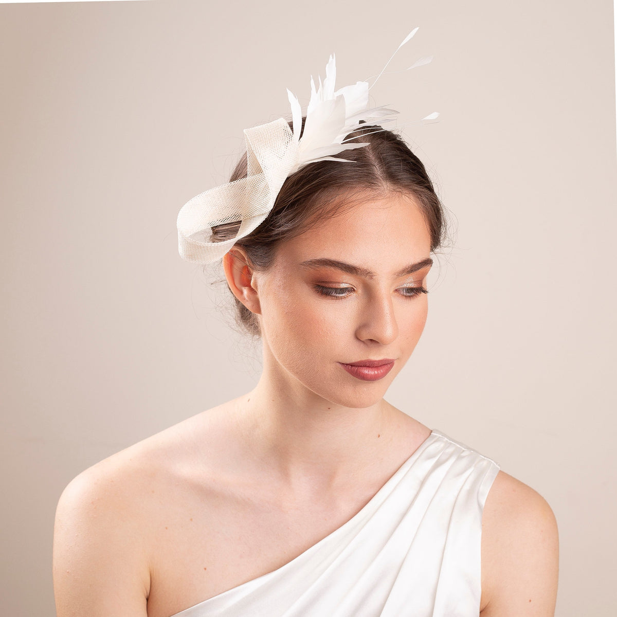 Weißer Feder-Brautfascinator: Elegantes Sinamay-Hochzeits-Haaraccessoire