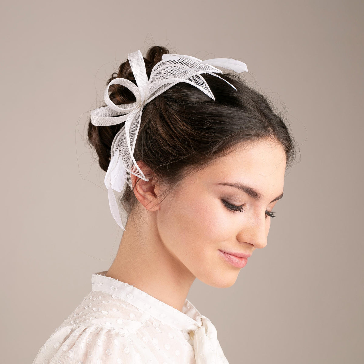 Bridal Feather Fascinator Hair Clip – White Petal and Leaf Wedding Headpiece for Bride