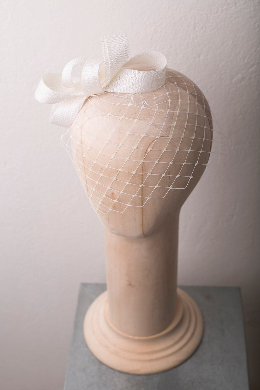 Bridal Bow Fascinator with Birdcage Veil: Elegant Wedding Headpiece