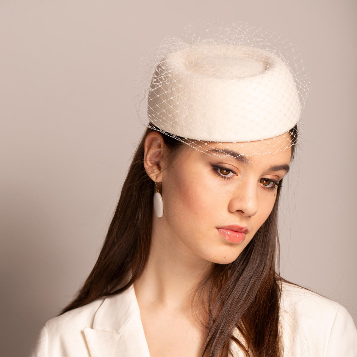 Bridal Pillbox Beret with Veil in Ivory – Felt Winter Wedding Hat, Jackie Kennedy Style, Courthouse or Civil Wedding