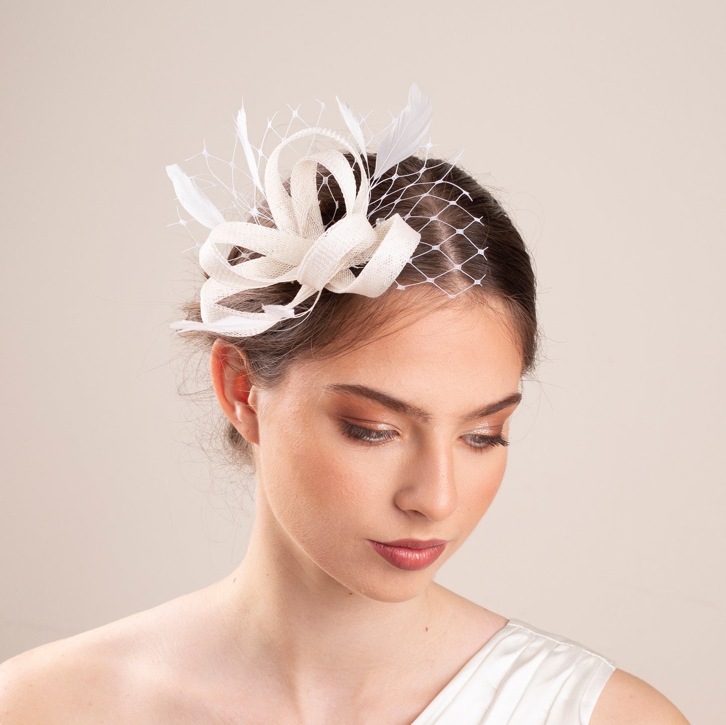 Bridal Feather Fascinator, Elegant Wedding Hairpiece with Veiling