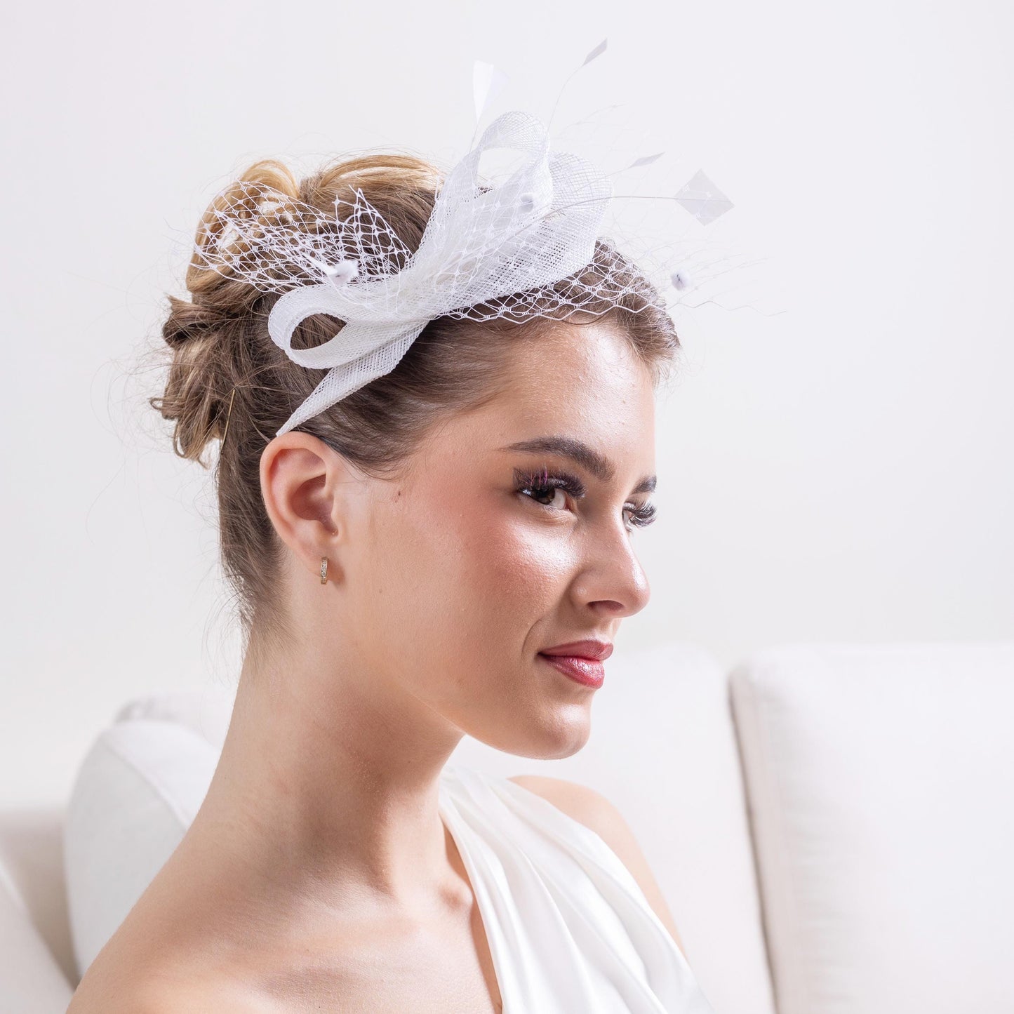 Braut-Fascinator mit weißen Federn und Schleife, gepunkteter Netz-Kopfschmuck für die Braut