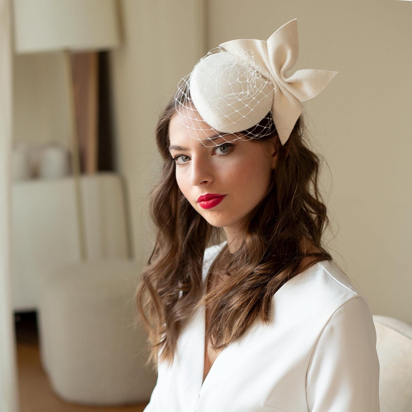 Svatební klobouk ve tvaru krabičky: Moderní ozdoba hlavy s mašlí a síťkou - Zimní svatba