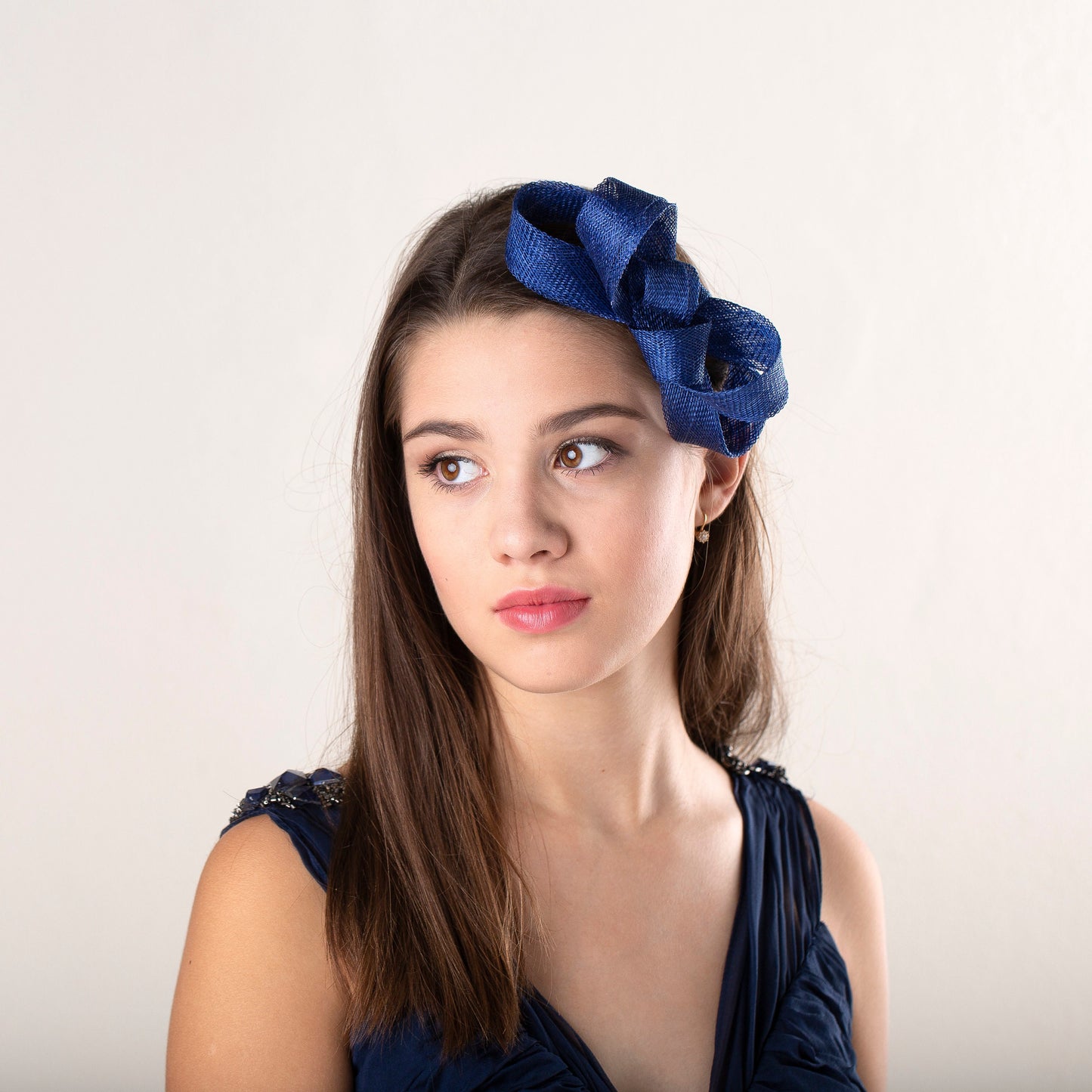Königsblauer Fascinator mit Schleife, elegantes Geschenk für die Mutter der Braut, Fascinator für Hochzeitsgäste, minimalistischer Fascinator mit Schleife, blauer Haarschmuck für die Hochzeit