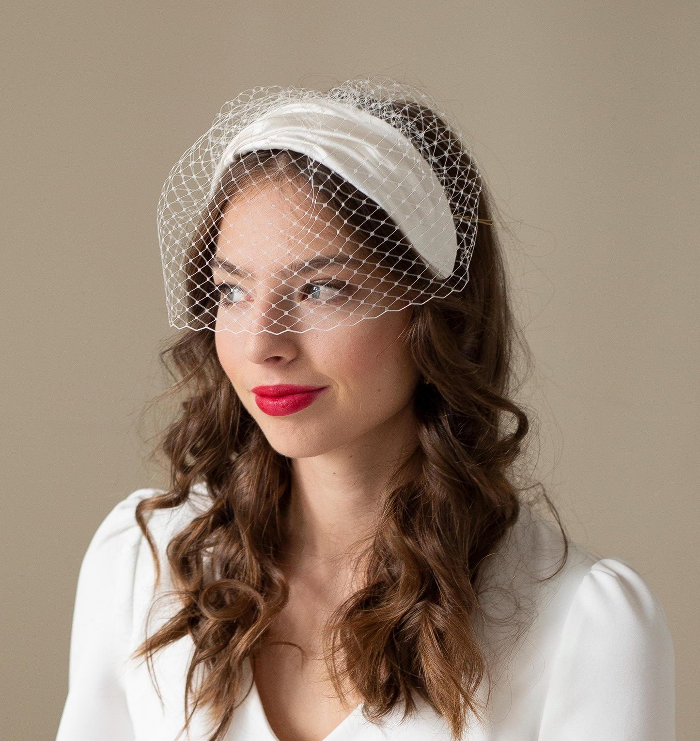 Brautstirnband aus elfenbeinfarbenem Satin mit Schleier im Birdcage-Stil: Vintage-Hochzeits-Haarschmuck