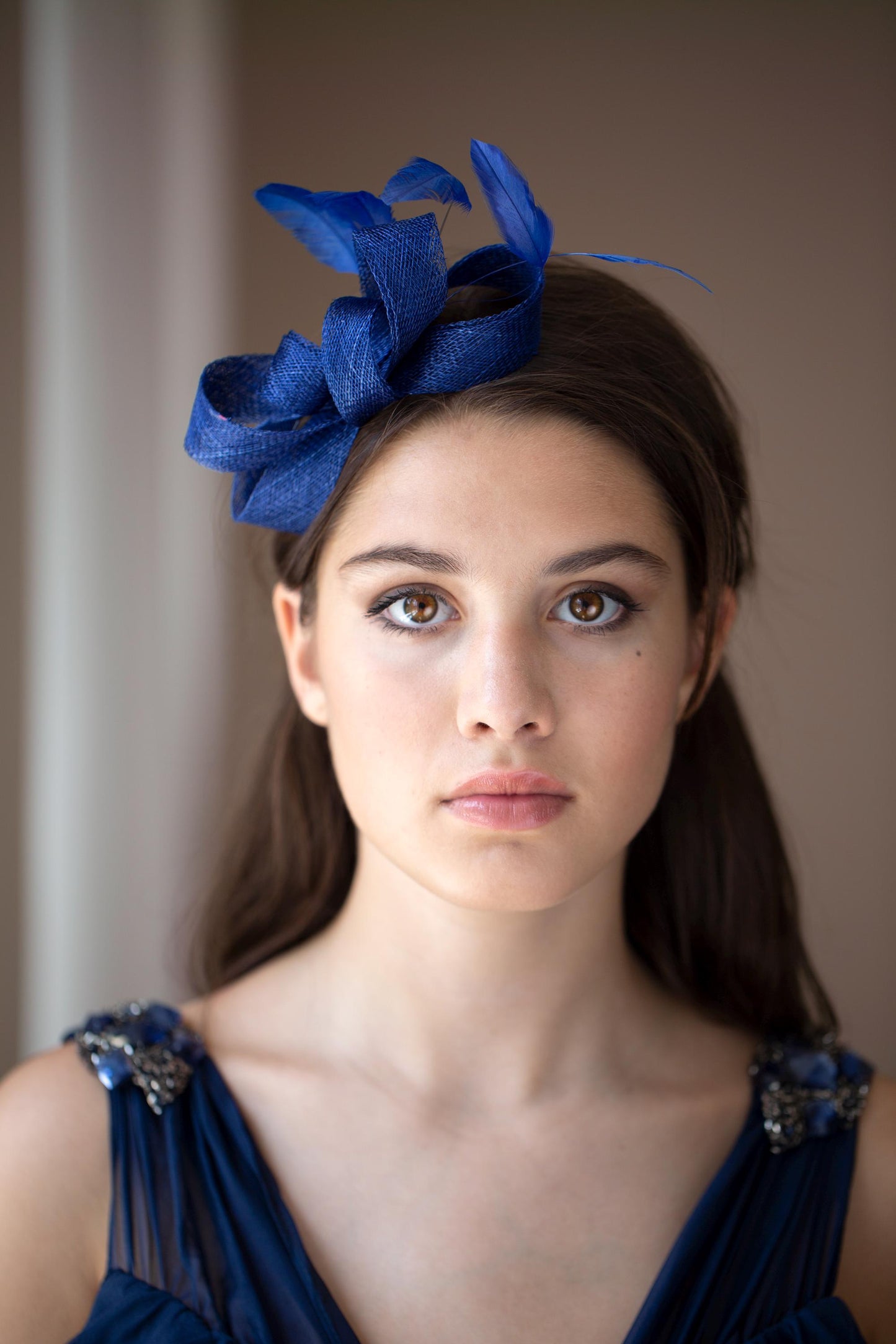 Königsblauer Federfascinator, elegantes Geschenk für die Mutter der Braut, minimalistische Haarschleife für Hochzeitsgäste