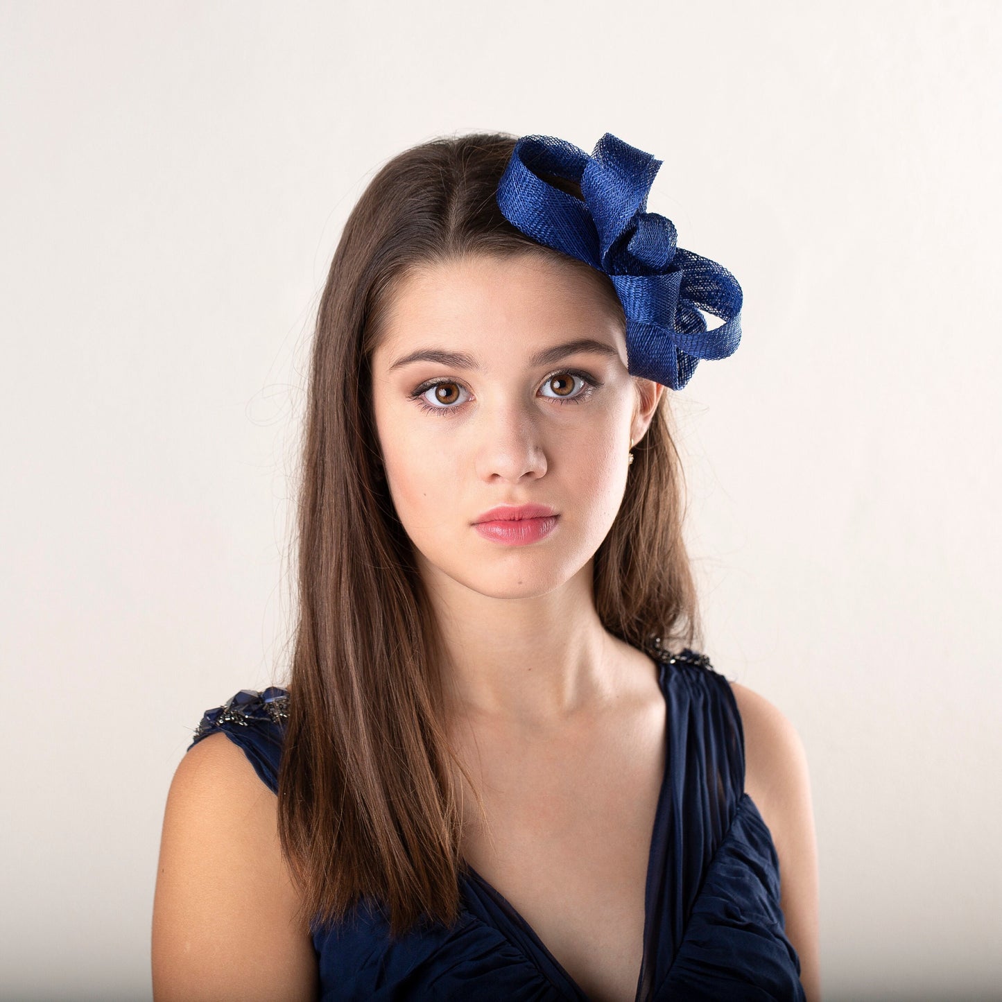 Königsblauer Fascinator mit Schleife, elegantes Geschenk für die Mutter der Braut, Fascinator für Hochzeitsgäste, minimalistischer Fascinator mit Schleife, blauer Haarschmuck für die Hochzeit