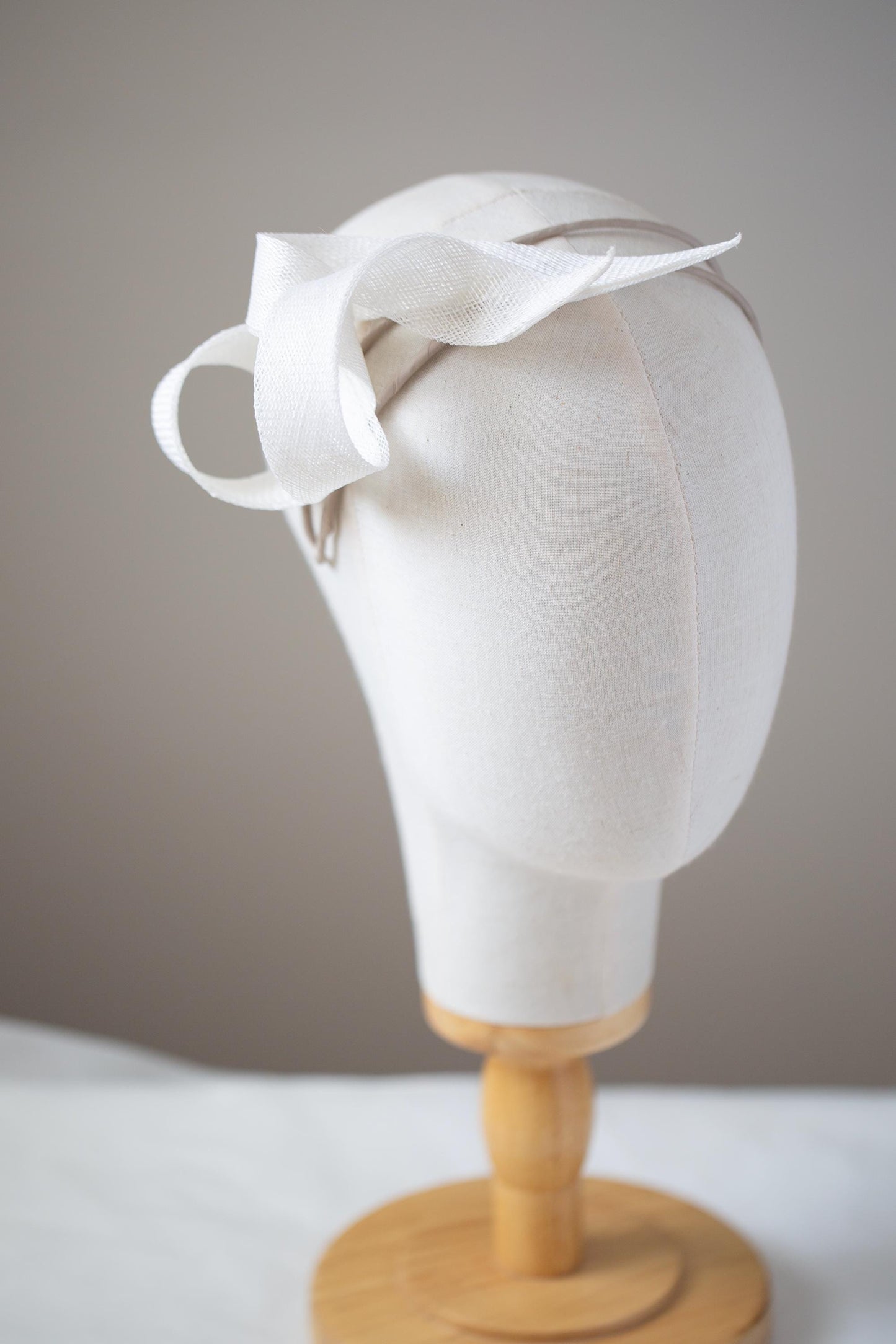 Bílý vír Sinamay Fascinator: Svatební host čelenka