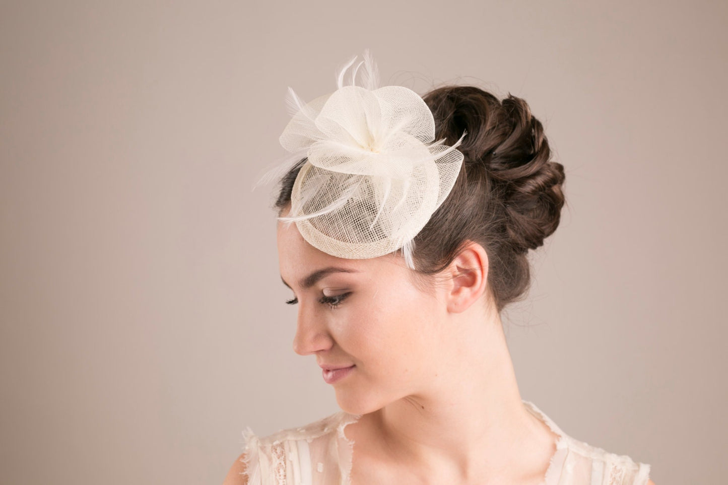 Svatební mini klobouk Sinamay fascinátor: ozdoba na hlavu z peří a květiny