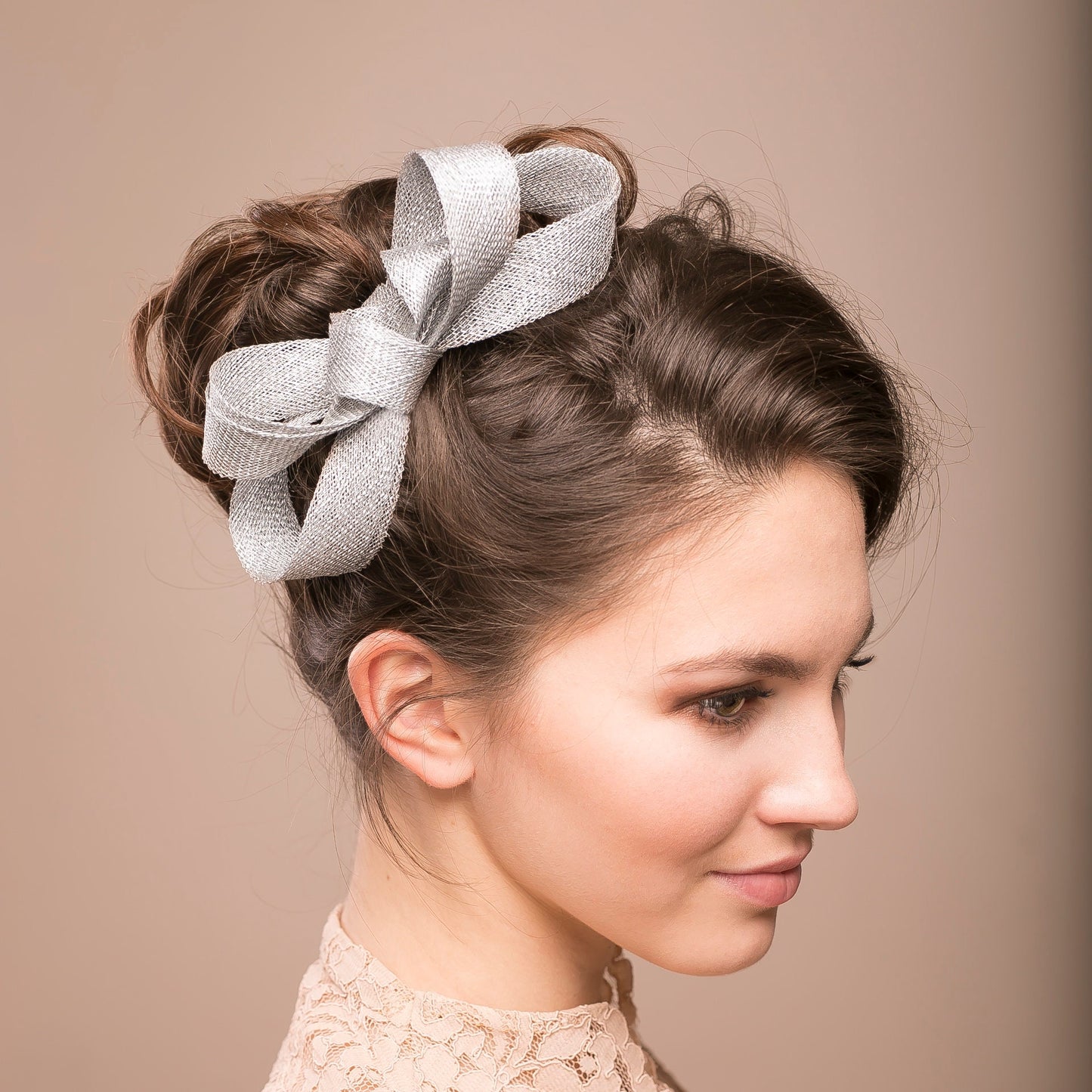 Königsblauer Fascinator mit Schleife, elegantes Geschenk für die Mutter der Braut, Fascinator für Hochzeitsgäste, minimalistischer Fascinator mit Schleife, blauer Haarschmuck für die Hochzeit