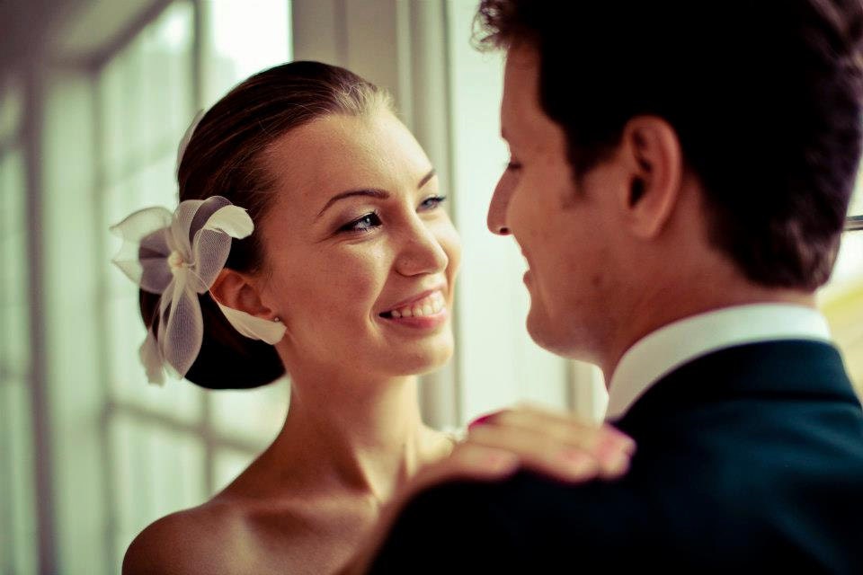 Bridal fascinator with pearls and feathers, crinoline headpiece with pearls