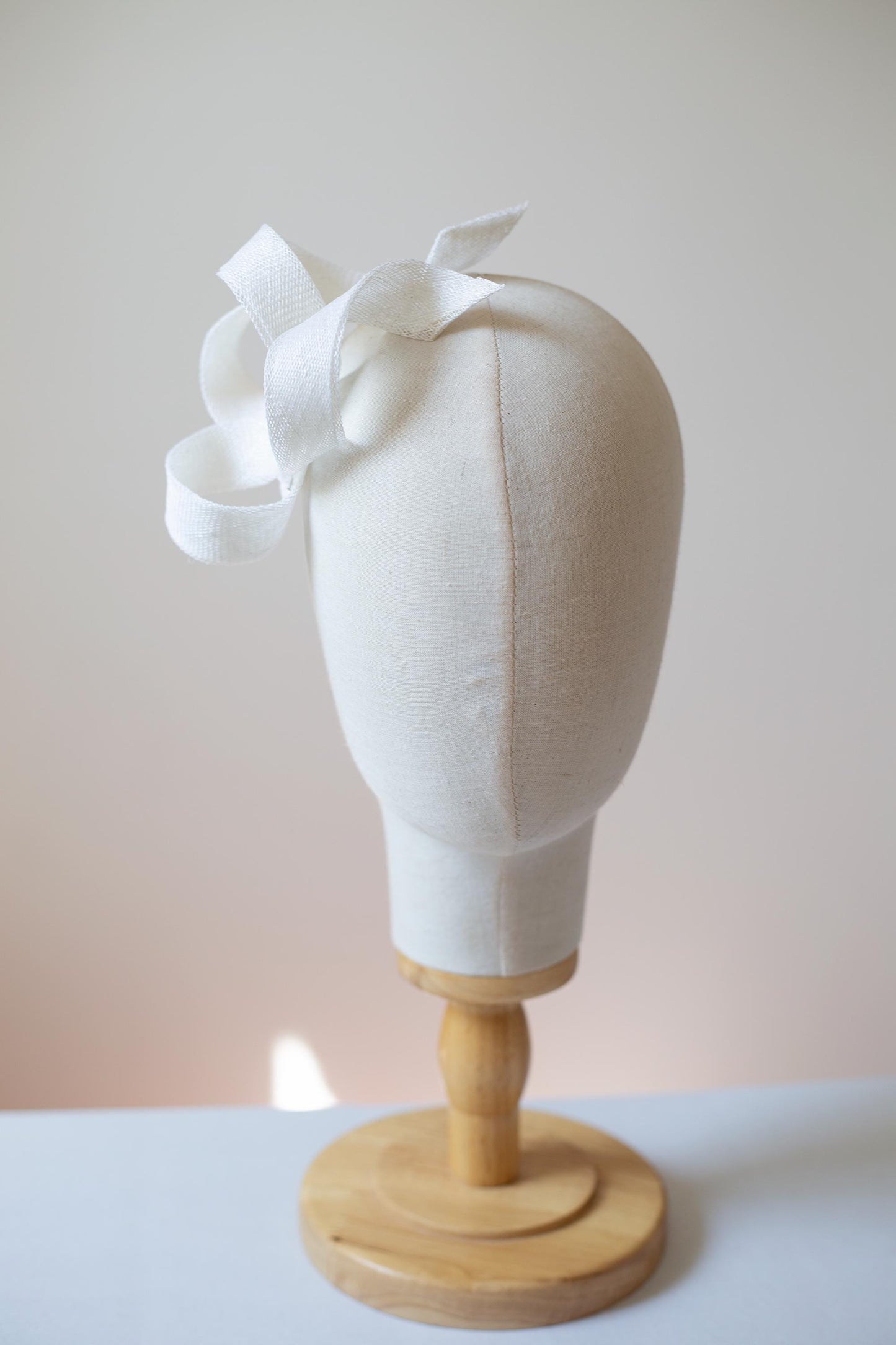 Bílá sochařská vírová fascinátorová svatební ozdoba na sponě