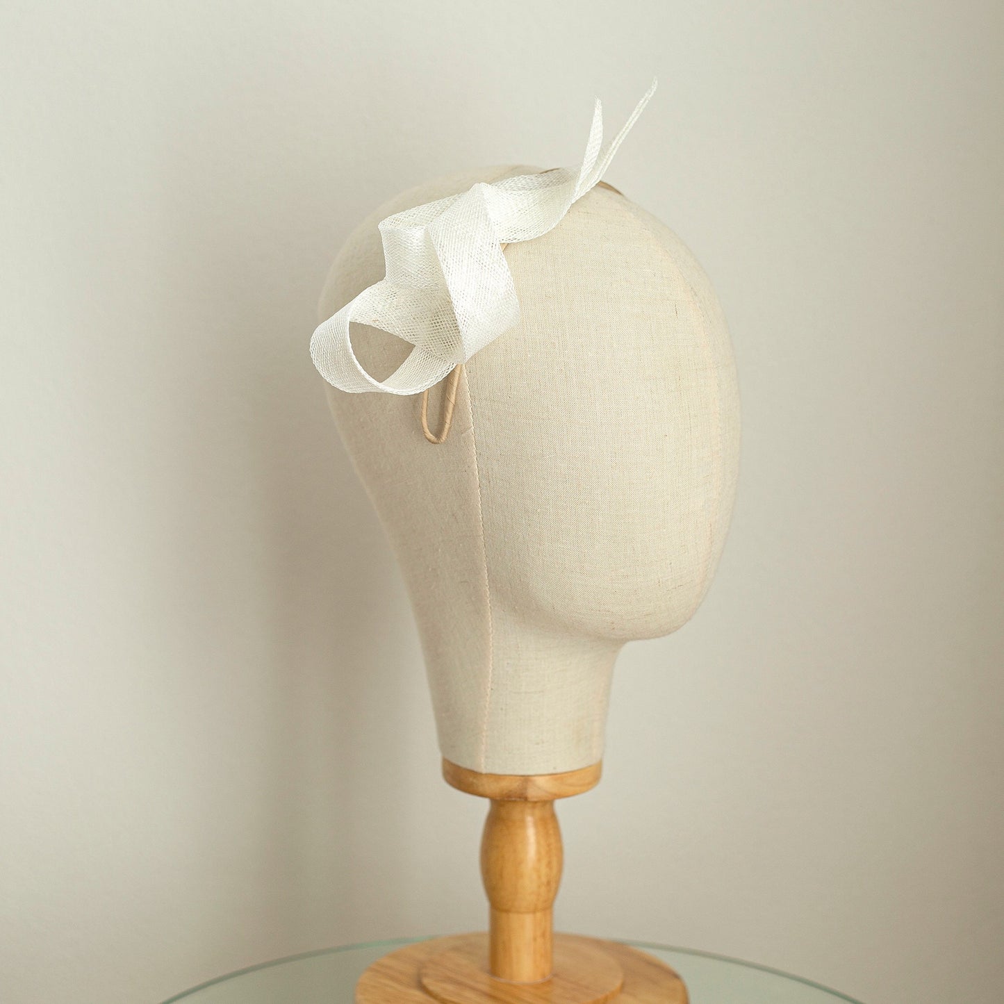 Bílý vír Sinamay Fascinator: Svatební host čelenka