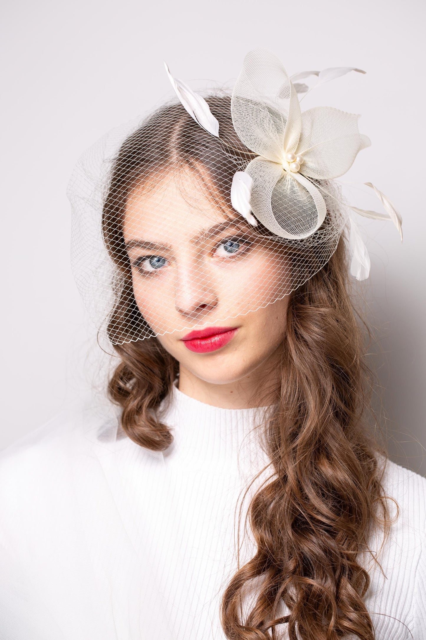 Vintage svatební závoj ze 70. let s fascinátorem z perel a peří, kloboukovou krinolínovou ozdobou hlavy a ptačí klecí