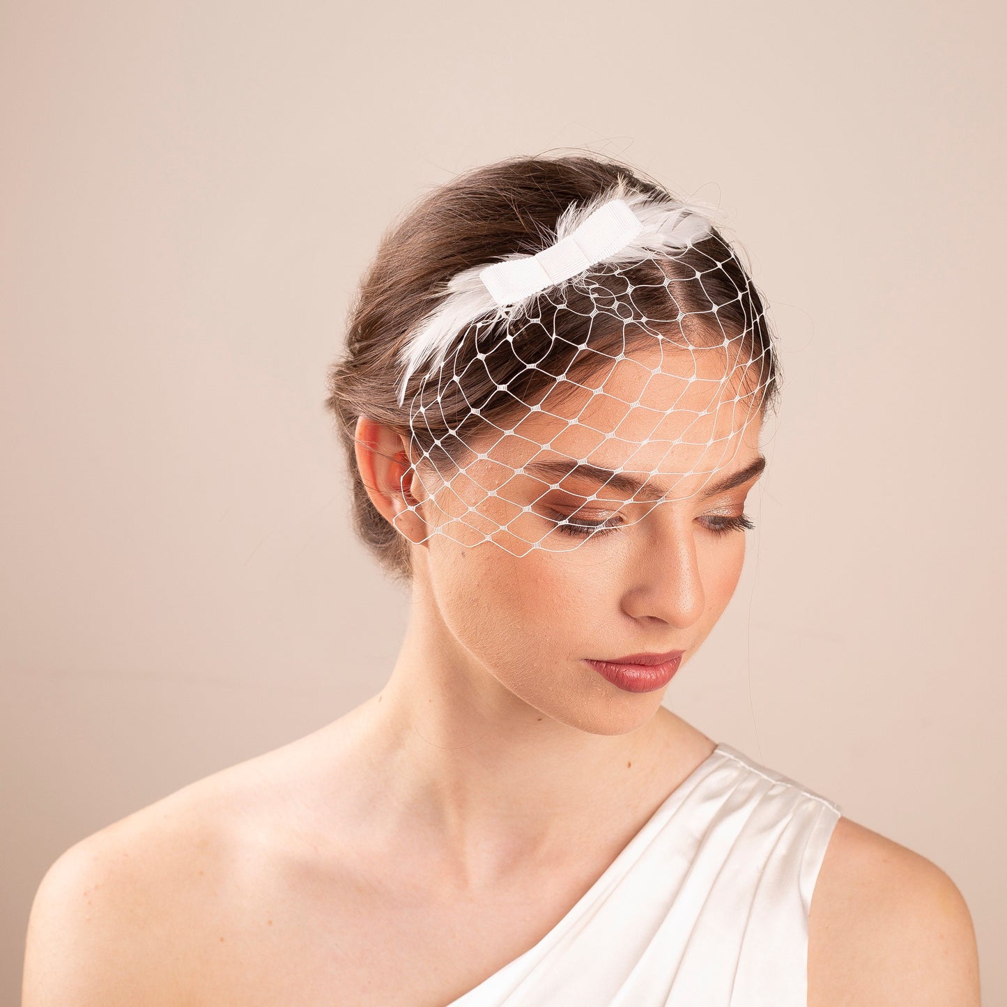 Feather Bridal Birdcage Veil: Short Wedding Hairpiece with Bow