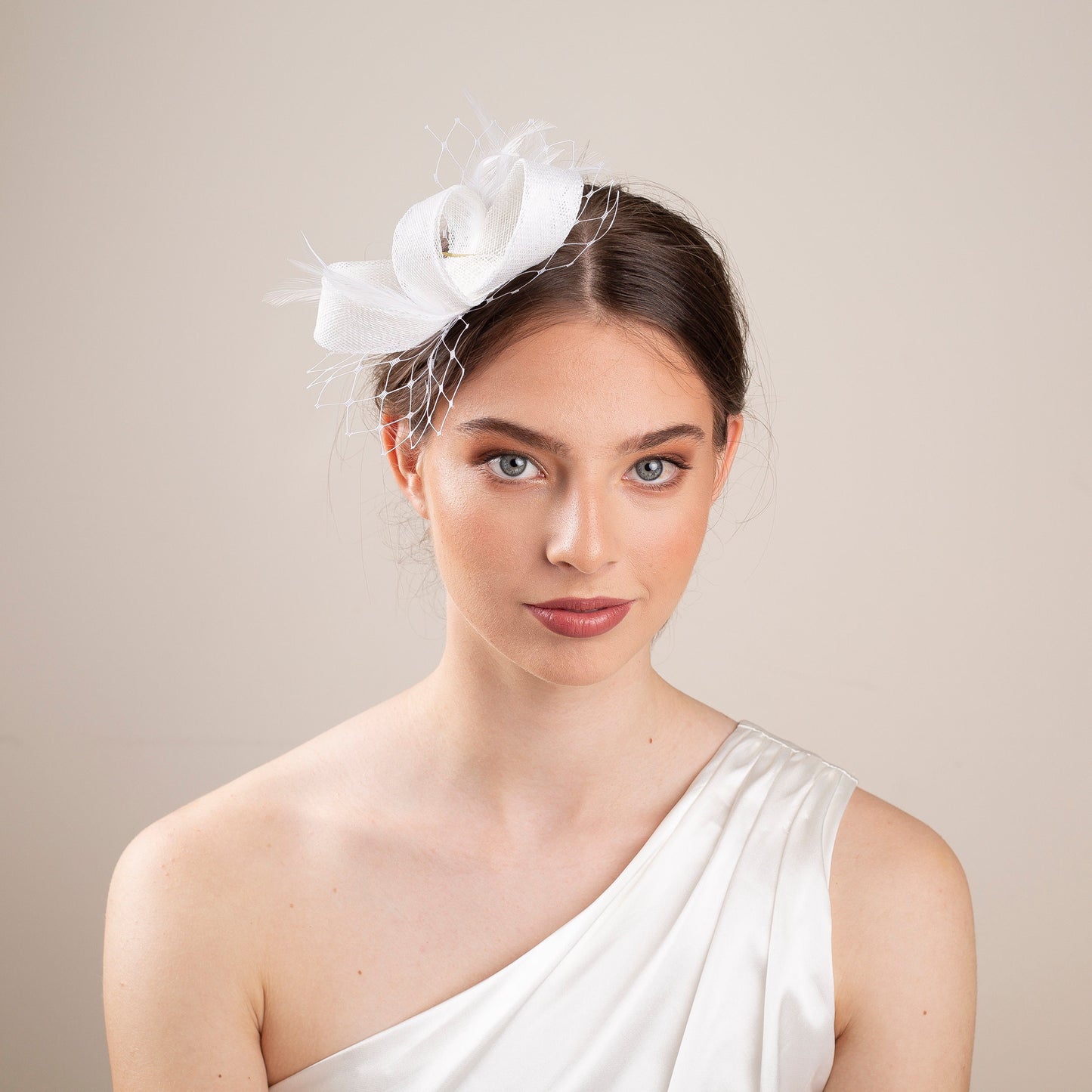 Braut-Fascinator mit weißen Federn: Minimalistischer Hochzeits-Haarschmuck mit Schleier