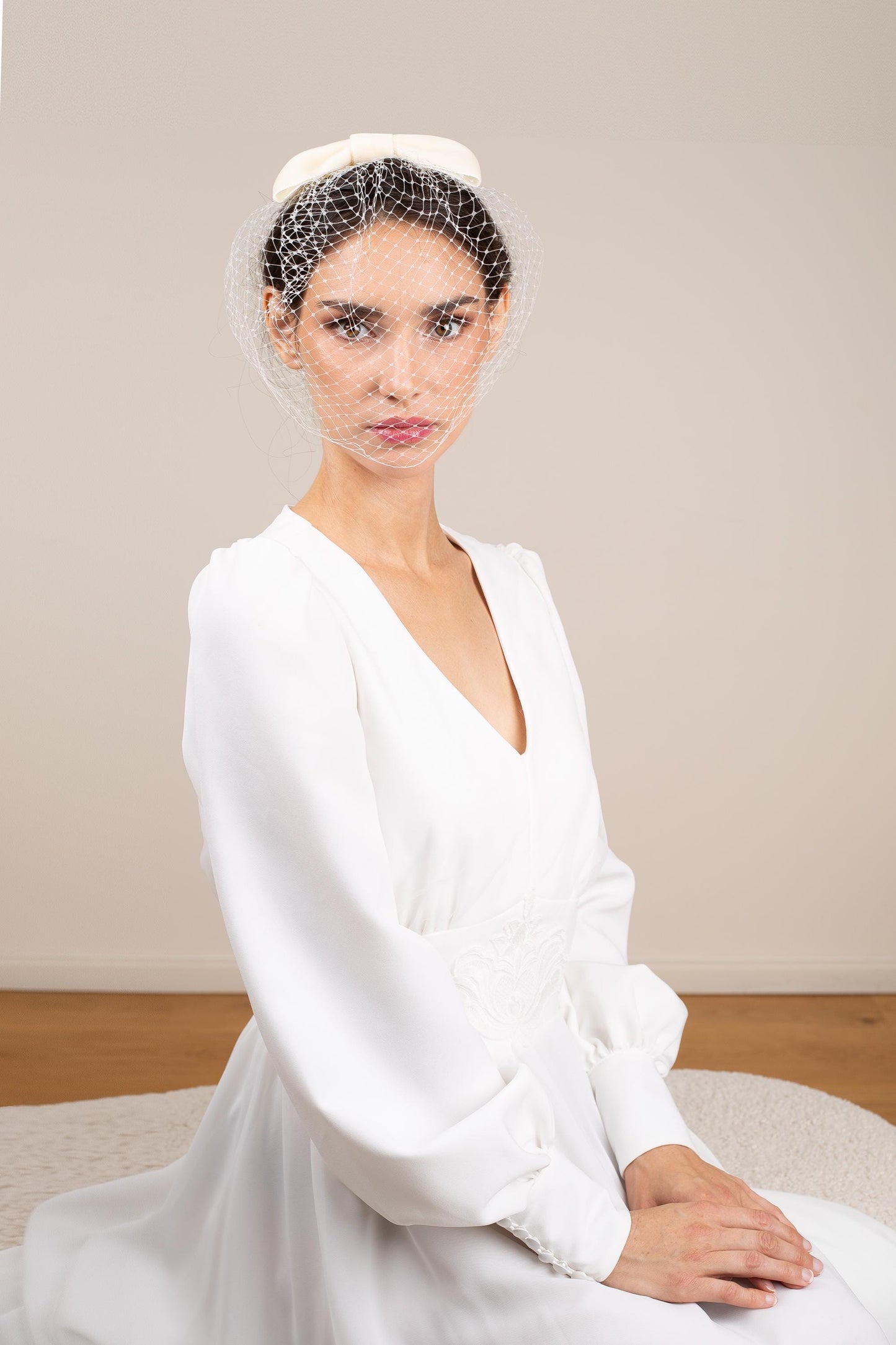 Krémový sametový závoj s mašlí ve tvaru ptačí klece: Vlasový doplněk pro nevěstu na radnici