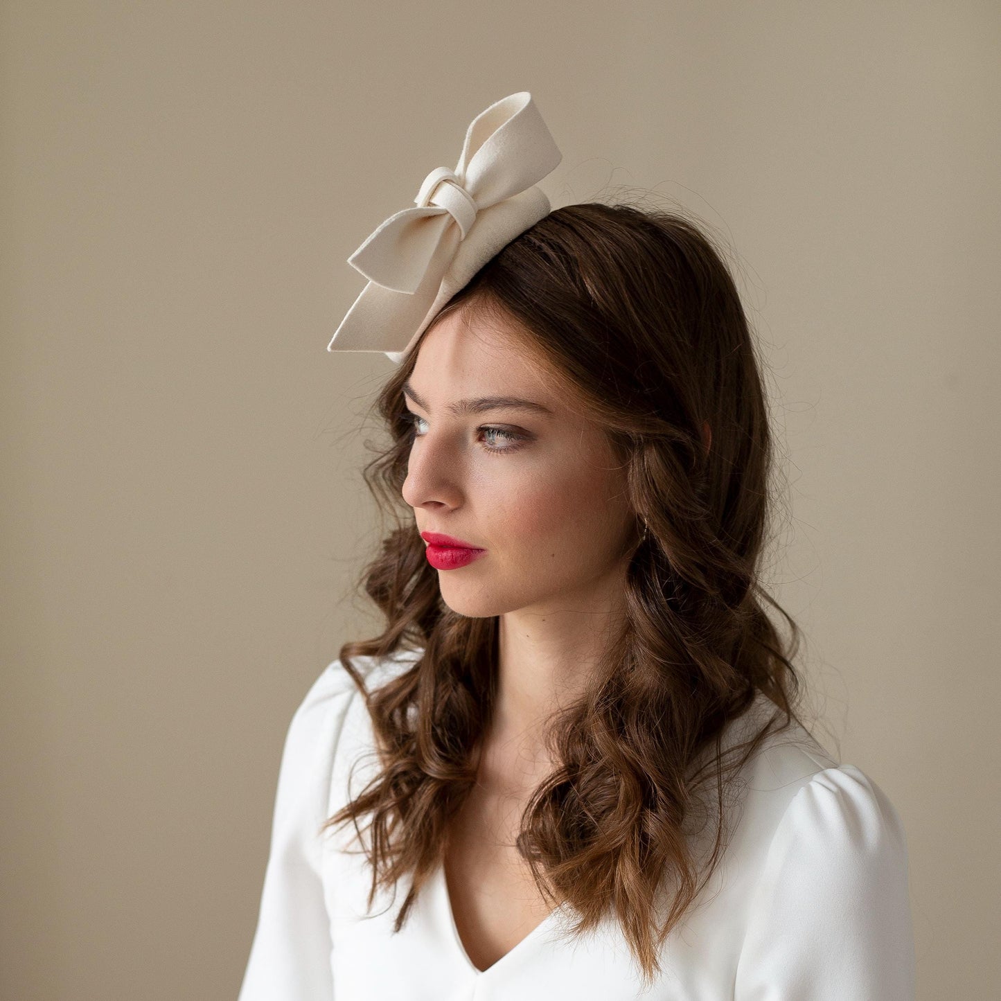 Slonovinová krabička s dvojitou mašlí pro radnici, svatební kožešinová plstěná čepice, svatební koktejlová čepice, zimní svatební krabička