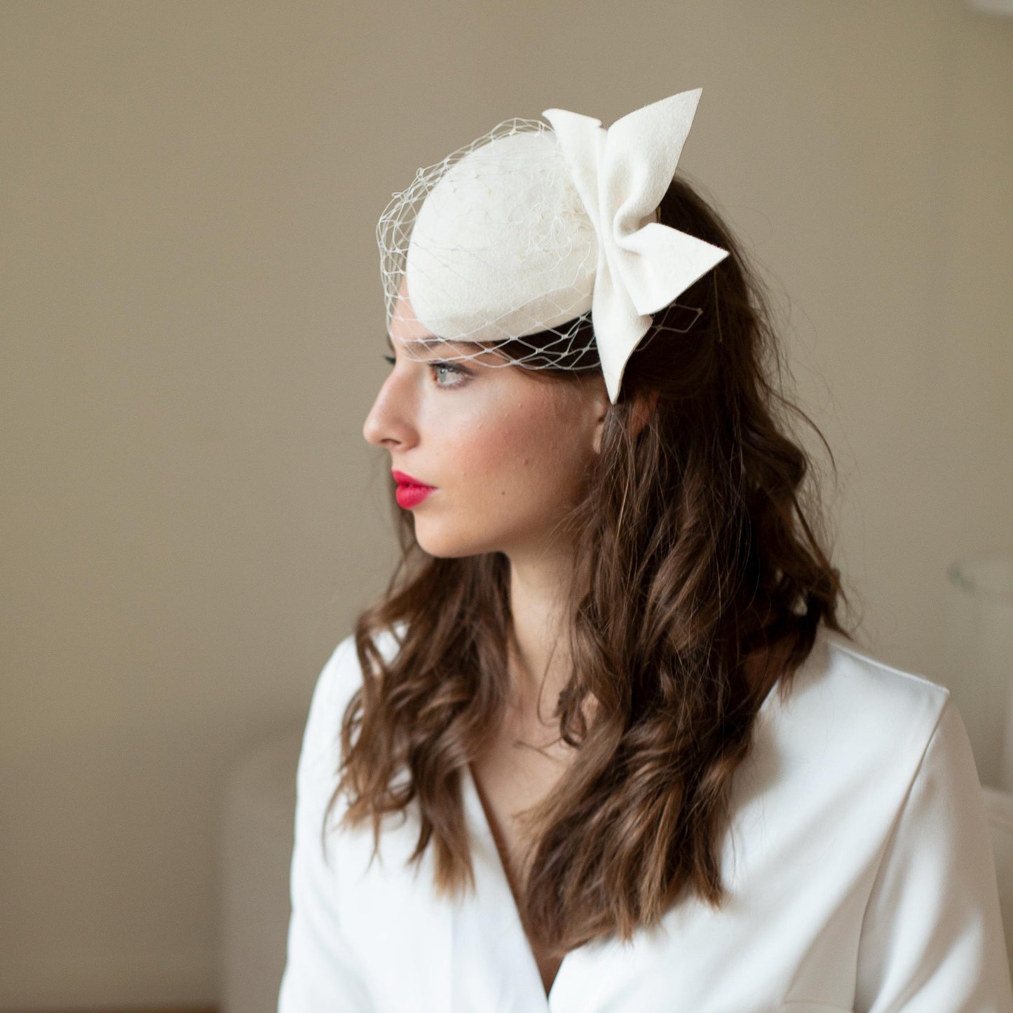 Svatební klobouk ve tvaru krabičky: Moderní ozdoba hlavy s mašlí a síťkou - Zimní svatba