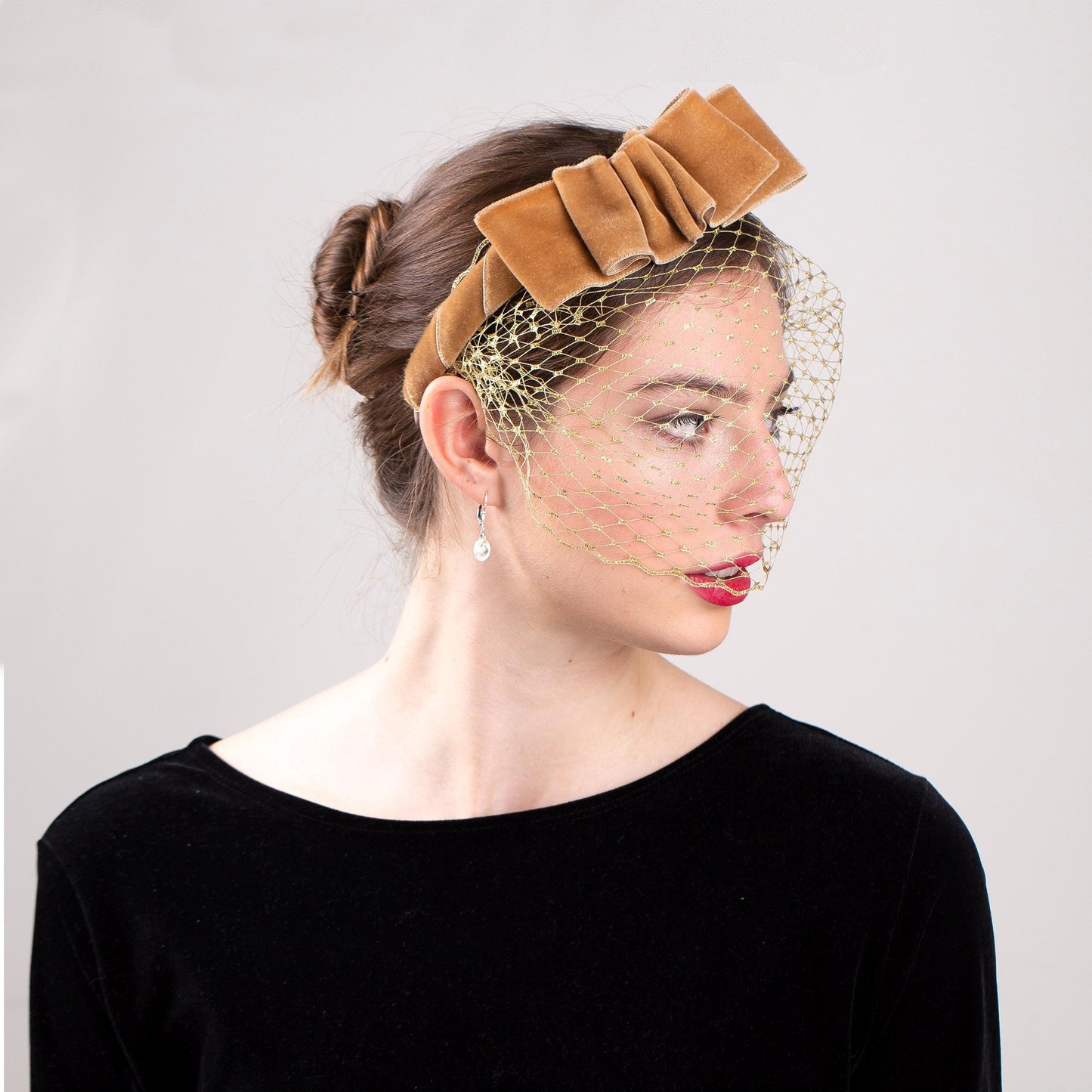 Elegantes ockerfarbenes Haarband mit abnehmbarem goldenen Schleier und goldenem Vogelkäfignetz – ein perfektes Party-Haaraccessoire