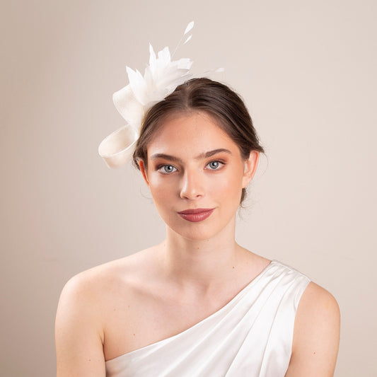 White Feather Bridal Fascinator: Elegant Sinamay Wedding Headpiece