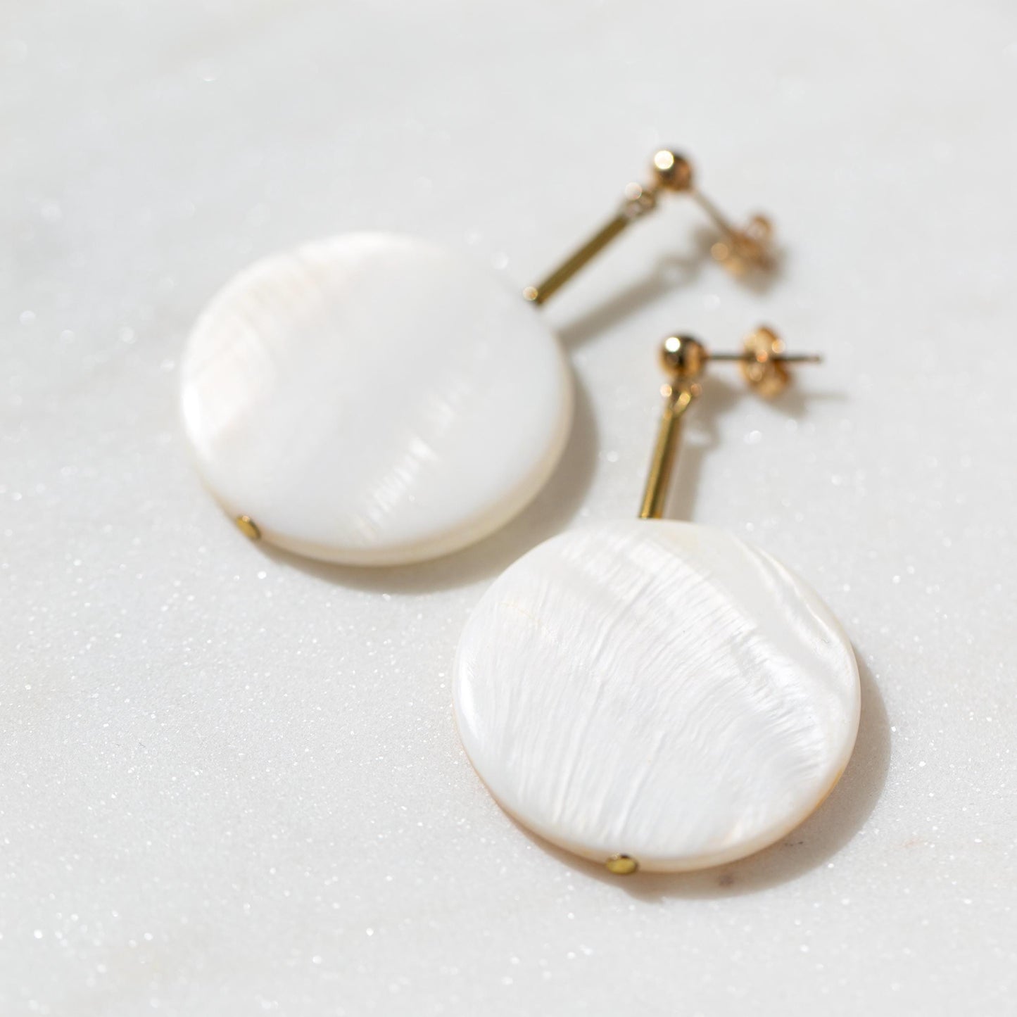 Ručně broušené perleťové náušnice: Zlato 14k
