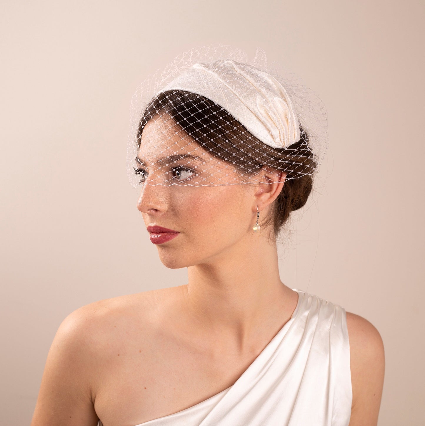 Brauthut aus elfenbeinfarbener Dupionseide, breites Haarband im Grace-Kelly-Stil