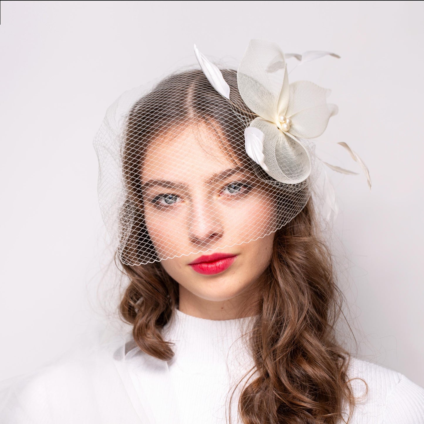 Vintage svatební závoj ze 70. let s fascinátorem z perel a peří, kloboukovou krinolínovou ozdobou hlavy a ptačí klecí