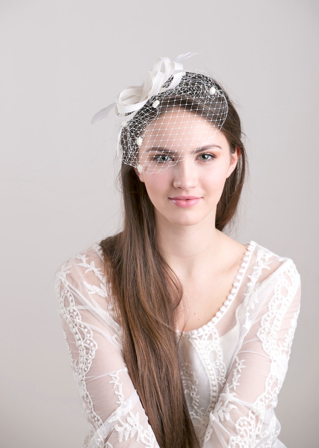 Svatební fascinátor s tečkovanou ptačí klecí, svatební kloboučkový příčesek, péřová čelenka