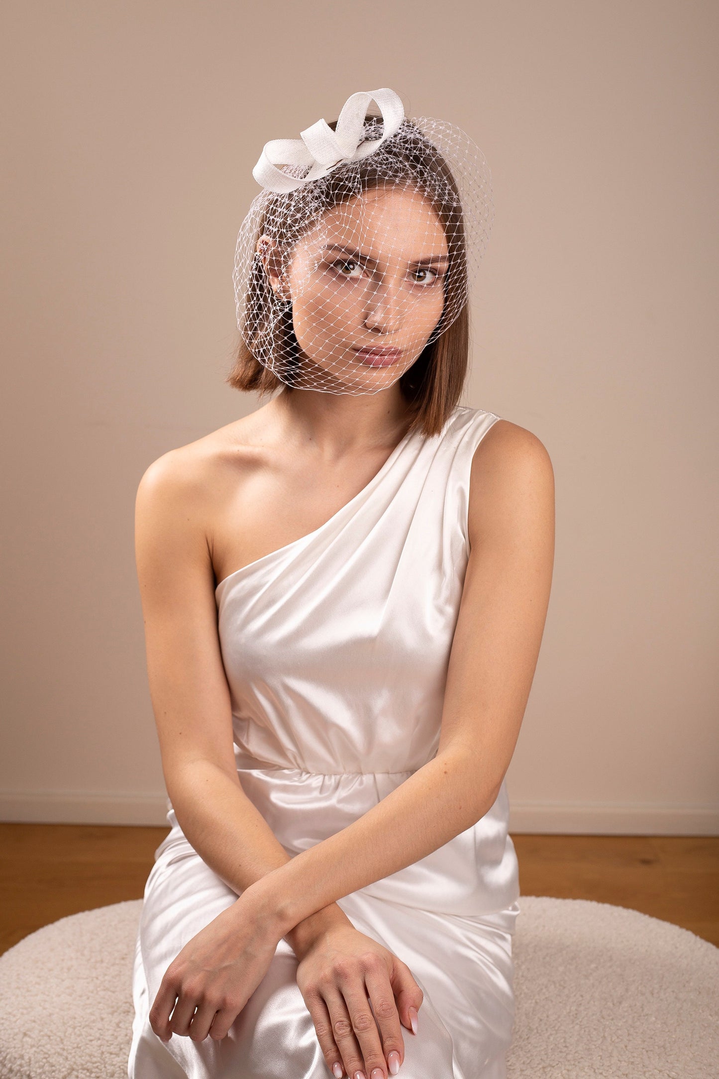 Weißer Braut-Fascinator im Birdcage-Stil, kurzer Gesichtsschleier, minimalistischer Hochzeits-Haarschmuck mit Netz