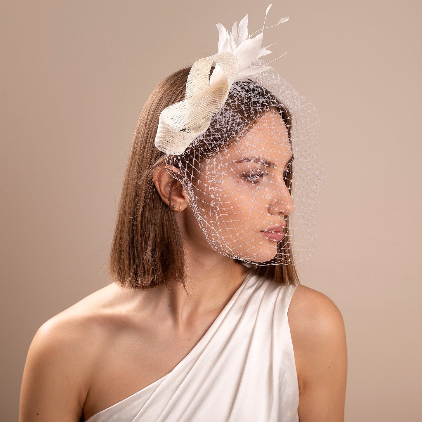 Braut-Fascinator mit weißen Federn: Moderner Braut-Haarschmuck im Birdcage-Stil