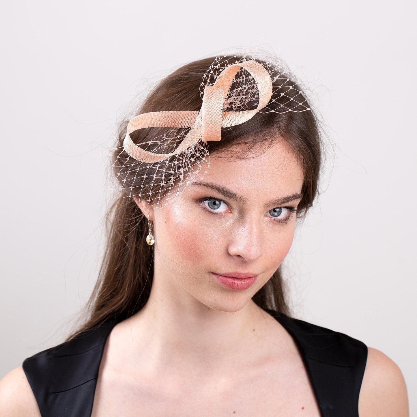 Peach Pink Fascinator: Elegant Wedding Headpiece with Veiling
