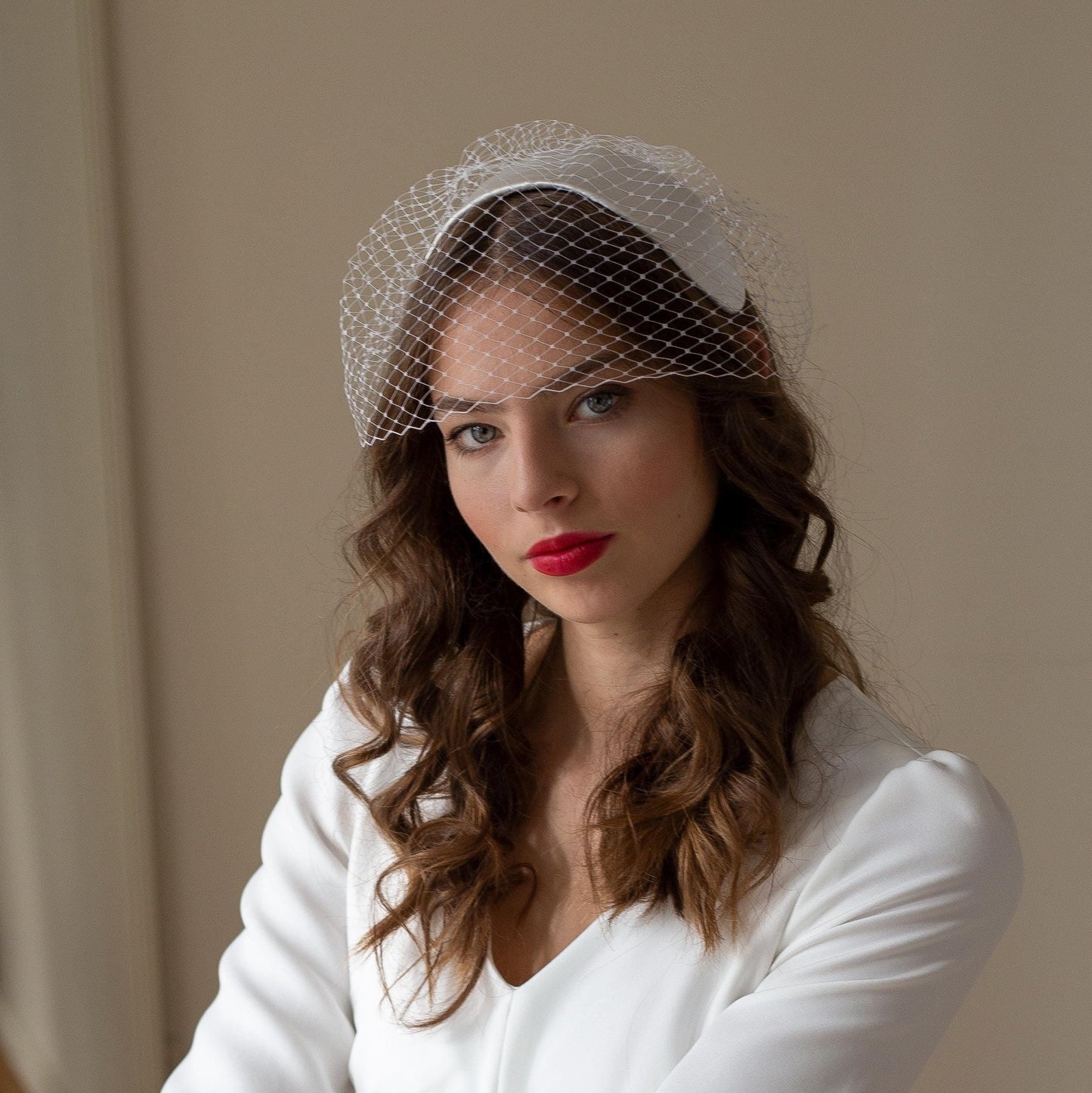 Svatební hedvábná saténová kapleta se závojem ve tvaru ptačí klece: Svatební ozdoba hlavy ve stylu 50. let