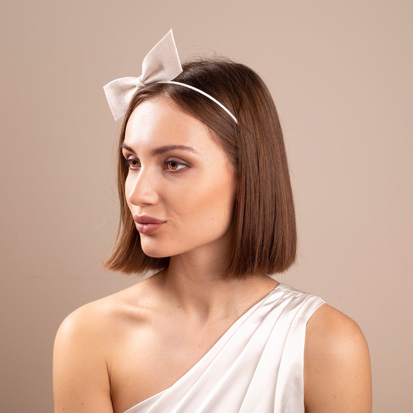 Svatební čelenka s mašlí z plsti: Krémová slonovinová svatební fascinátorka