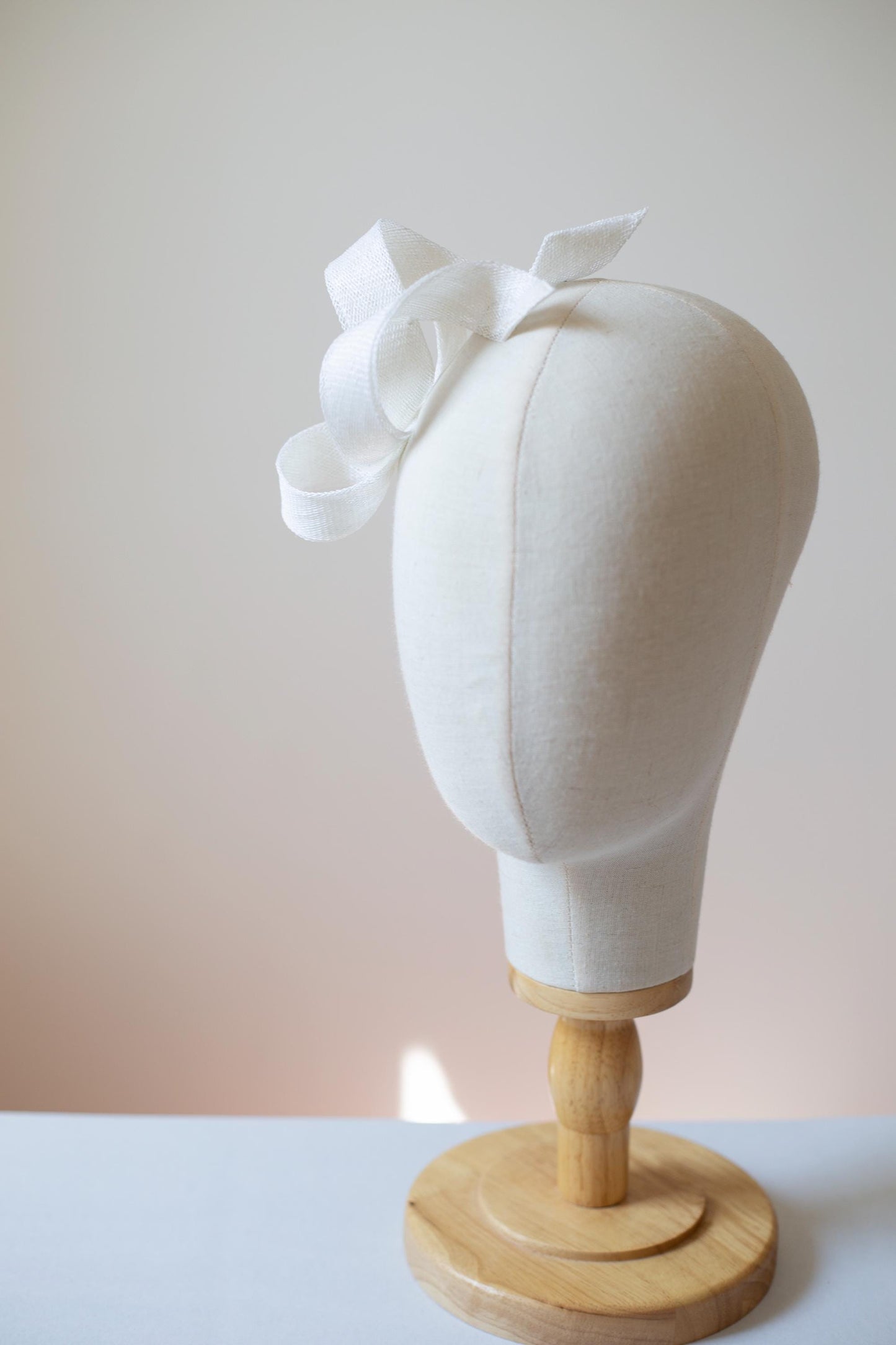 Bílá sochařská vírová fascinátorová svatební ozdoba na sponě