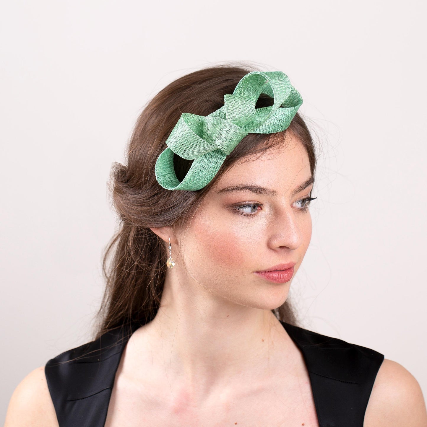 Celadongrüner Fascinator mit Schleife, Hochzeitsfascinator in Wunschfarbe, minimalistischer Fascinator mit Schleife, Braut-Haarschmuck mit Schleife in Meerschaumgrün