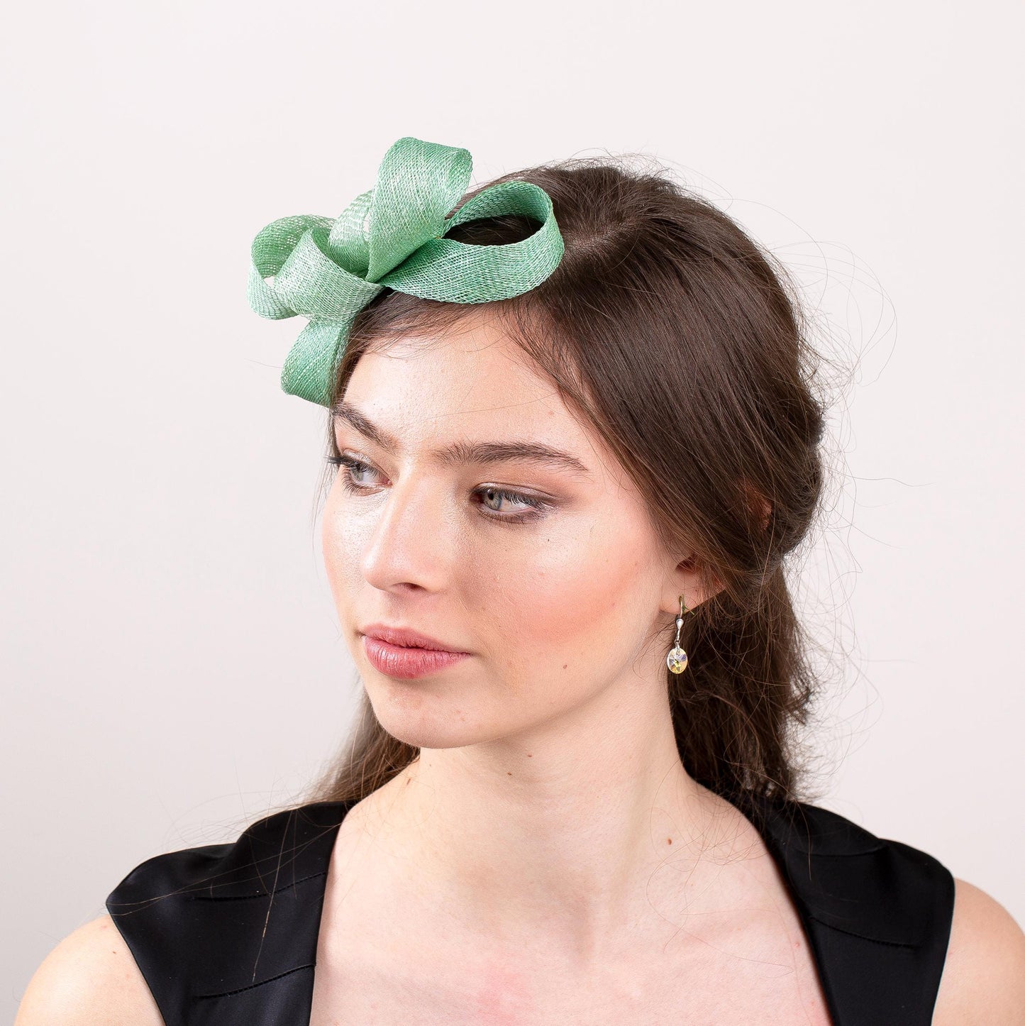 Celadongrüner Fascinator mit Schleife, Hochzeitsfascinator in Wunschfarbe, minimalistischer Fascinator mit Schleife, Braut-Haarschmuck mit Schleife in Meerschaumgrün