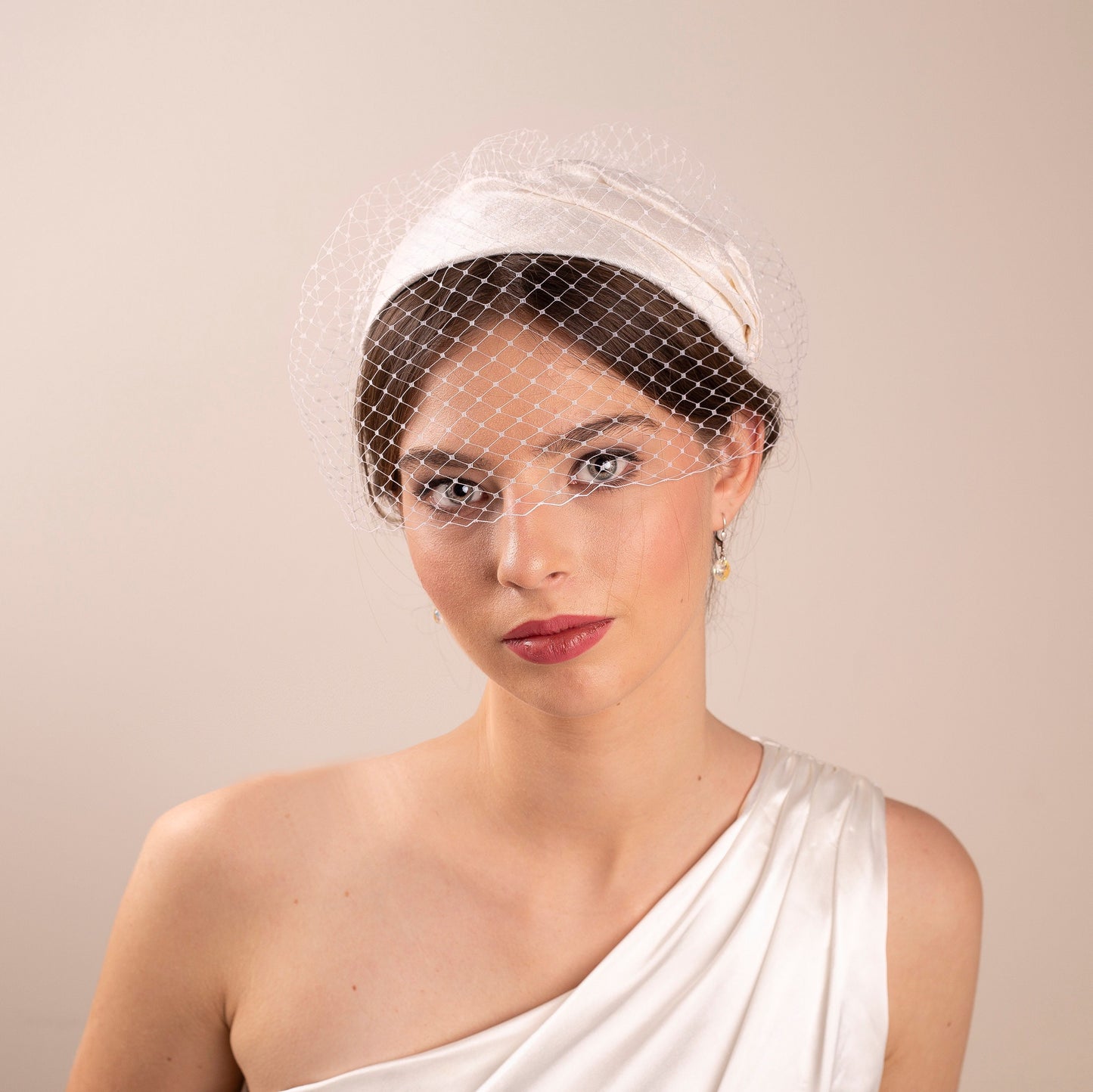Brauthut aus elfenbeinfarbener Dupionseide, breites Haarband im Grace-Kelly-Stil