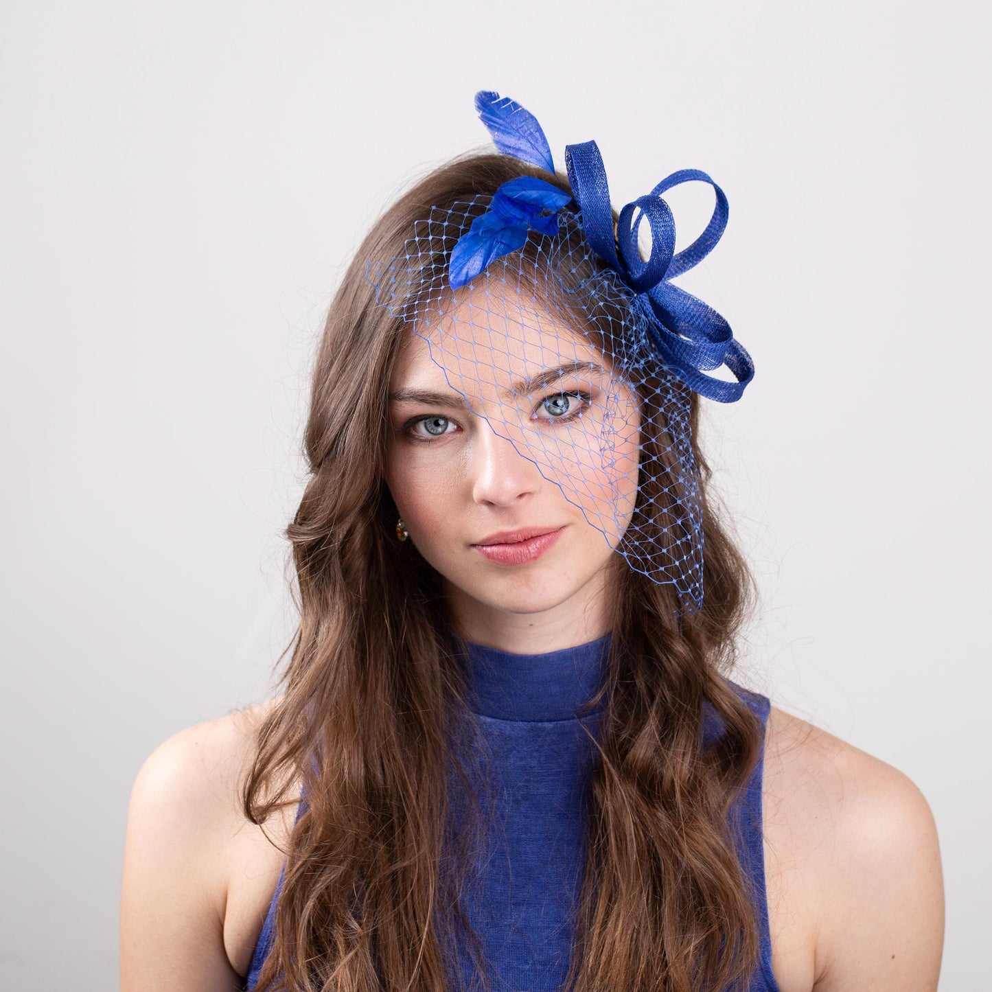 Königsblauer Federfascinator mit kurzem Vogelkäfig, Schleifen-Haarschmuck für Hochzeitsgäste