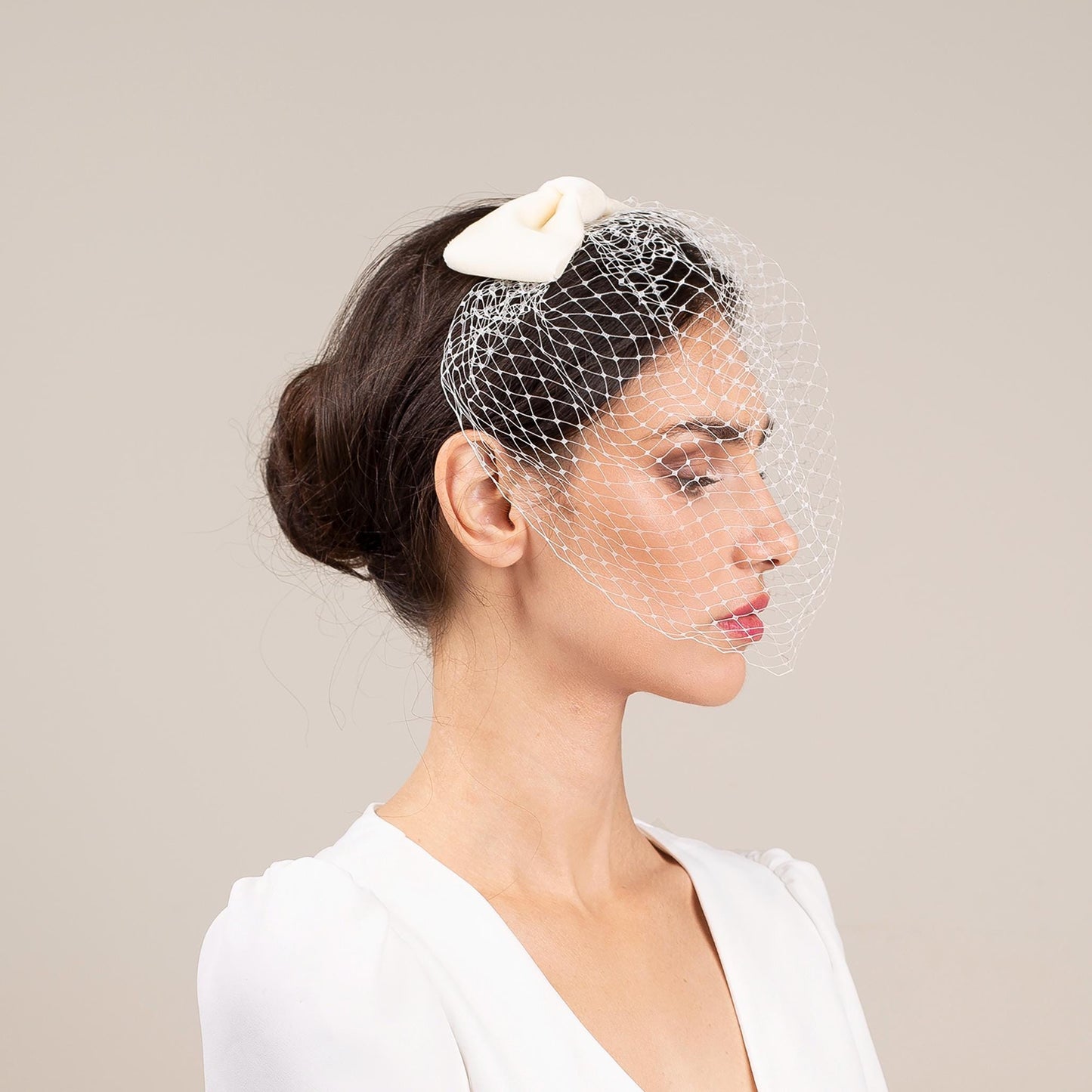 Krémový sametový závoj s mašlí ve tvaru ptačí klece: Vlasový doplněk pro nevěstu na radnici