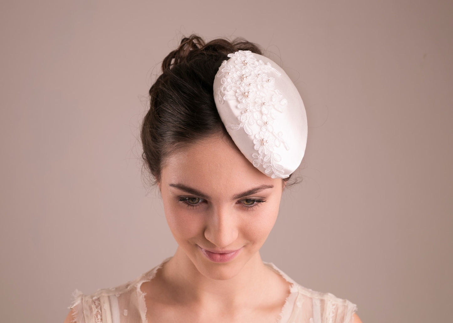 Civil Ceremony Pillbox with Lace and Pearls for a bride, Pearl Beaded Bridal Hat, Ivory Lace Headpiece, Wedding fascinator Mini Hat Pillbox