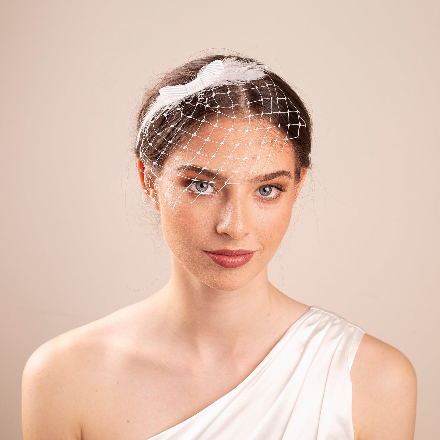 Feather Bridal Birdcage Veil: Short Wedding Hairpiece with Bow