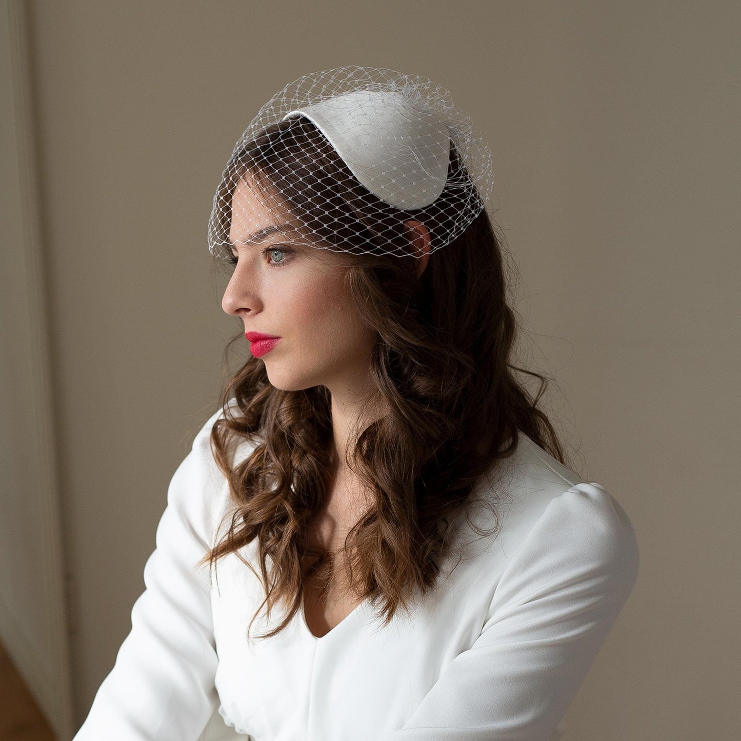 Svatební hedvábná saténová kapleta se závojem ve tvaru ptačí klece: Svatební ozdoba hlavy ve stylu 50. let